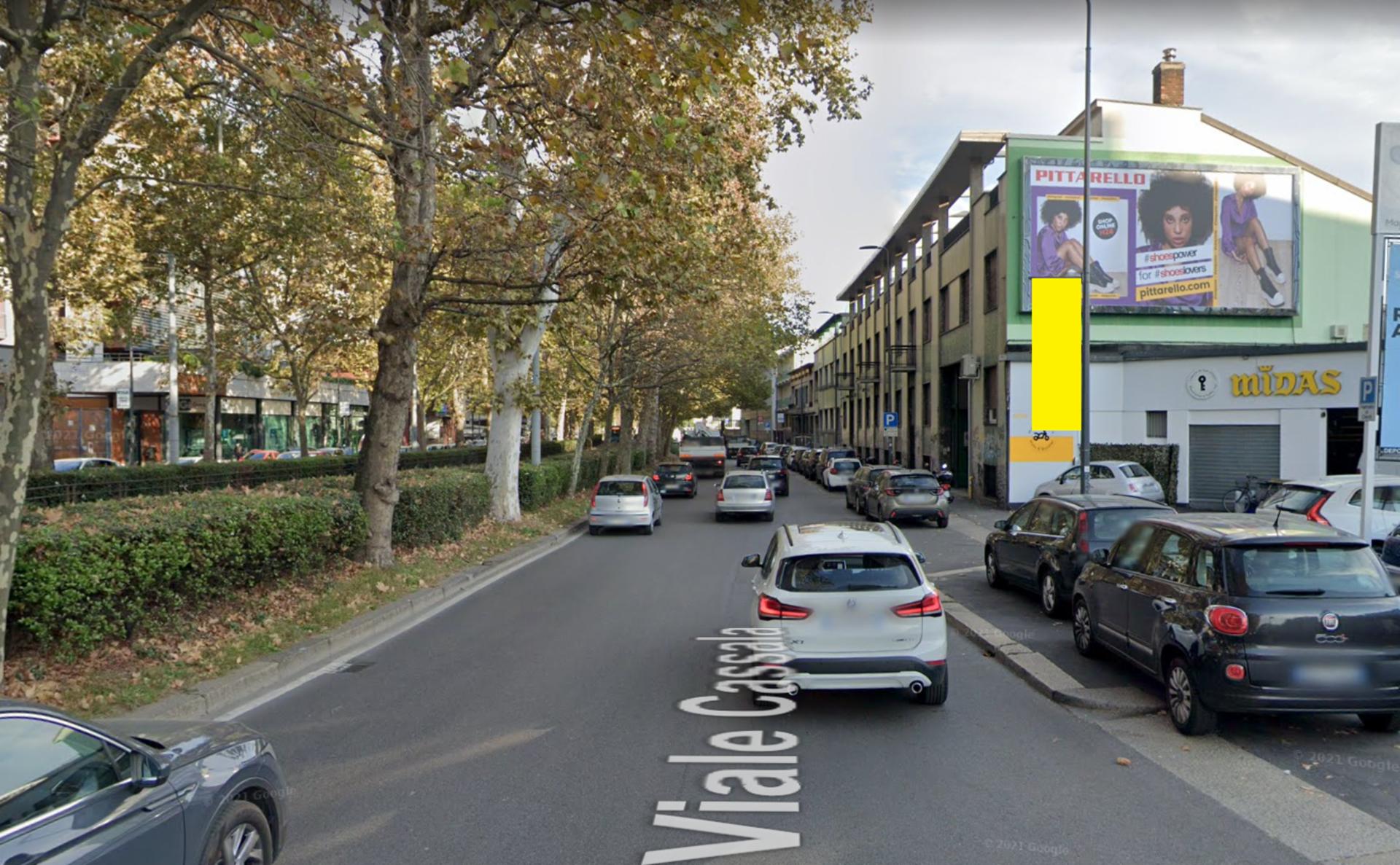 Impianto VERTICAL BANNER a Milano, in zona Divani & Divani