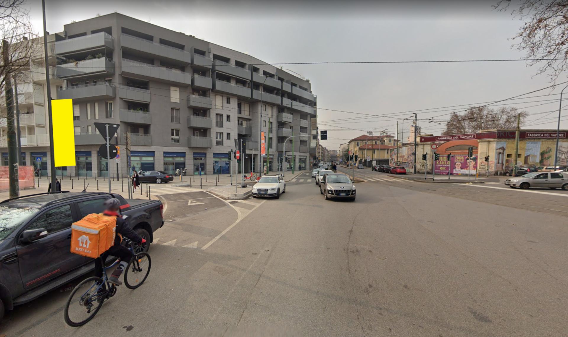 Impianto VERTICAL BANNER a Milano, in zona Da Zhong Market
