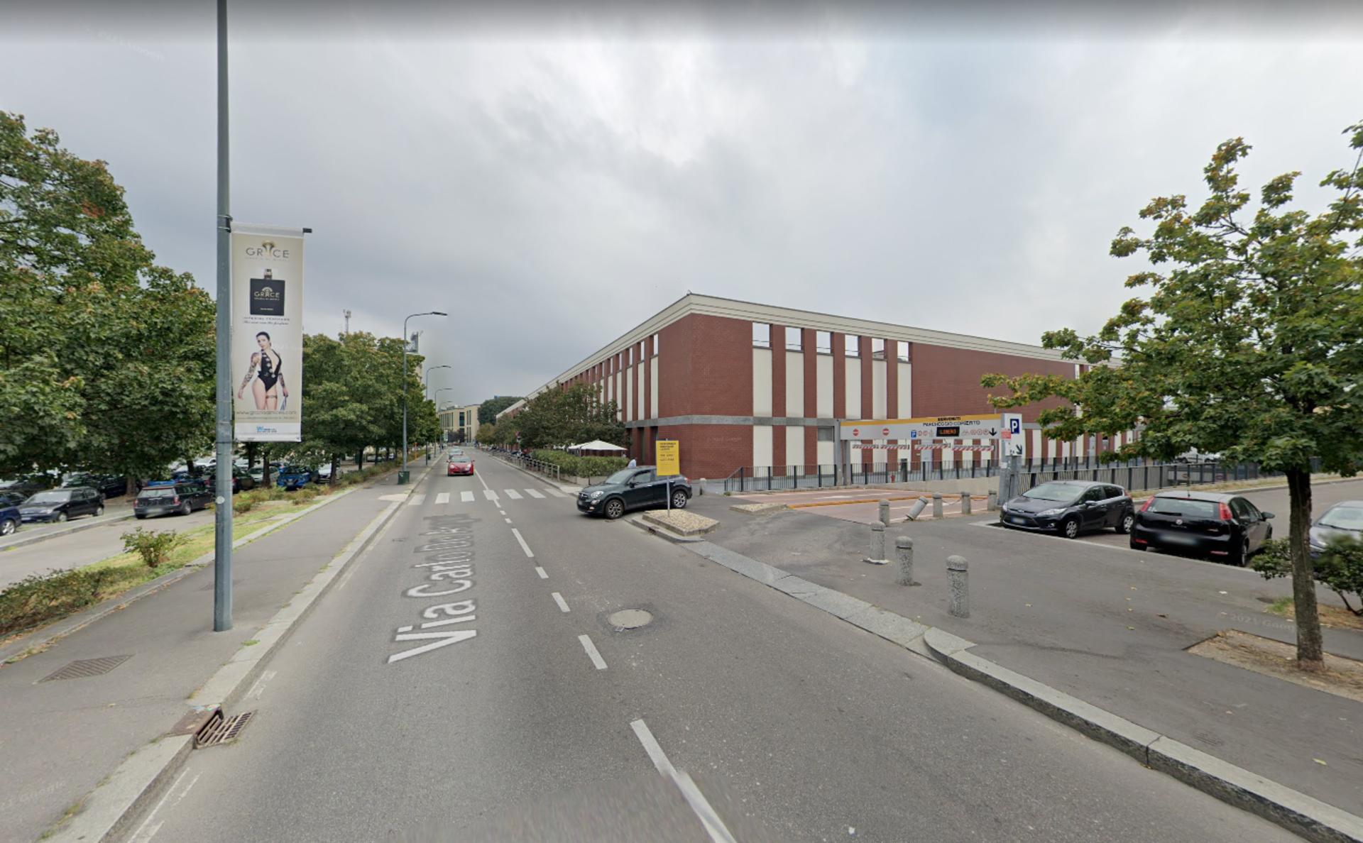 Impianto VERTICAL BANNER a Milano, in zona Bar Luce