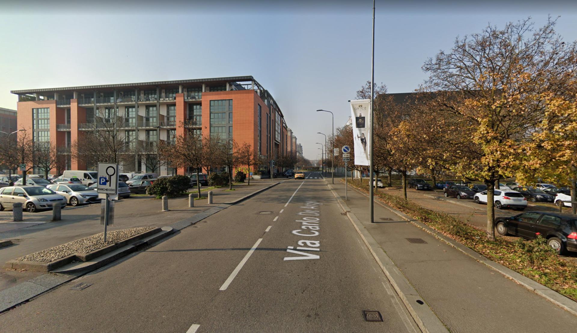 Impianto VERTICAL BANNER a Milano, in zona Bar Luce