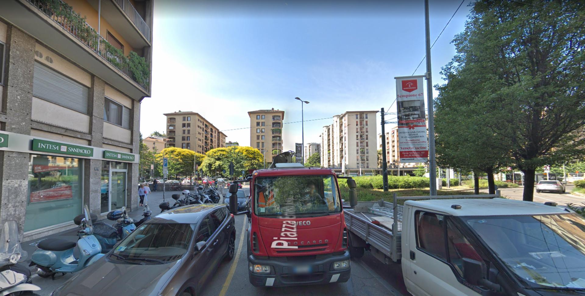 Impianto VERTICAL BANNER a Milano, in zona Russo