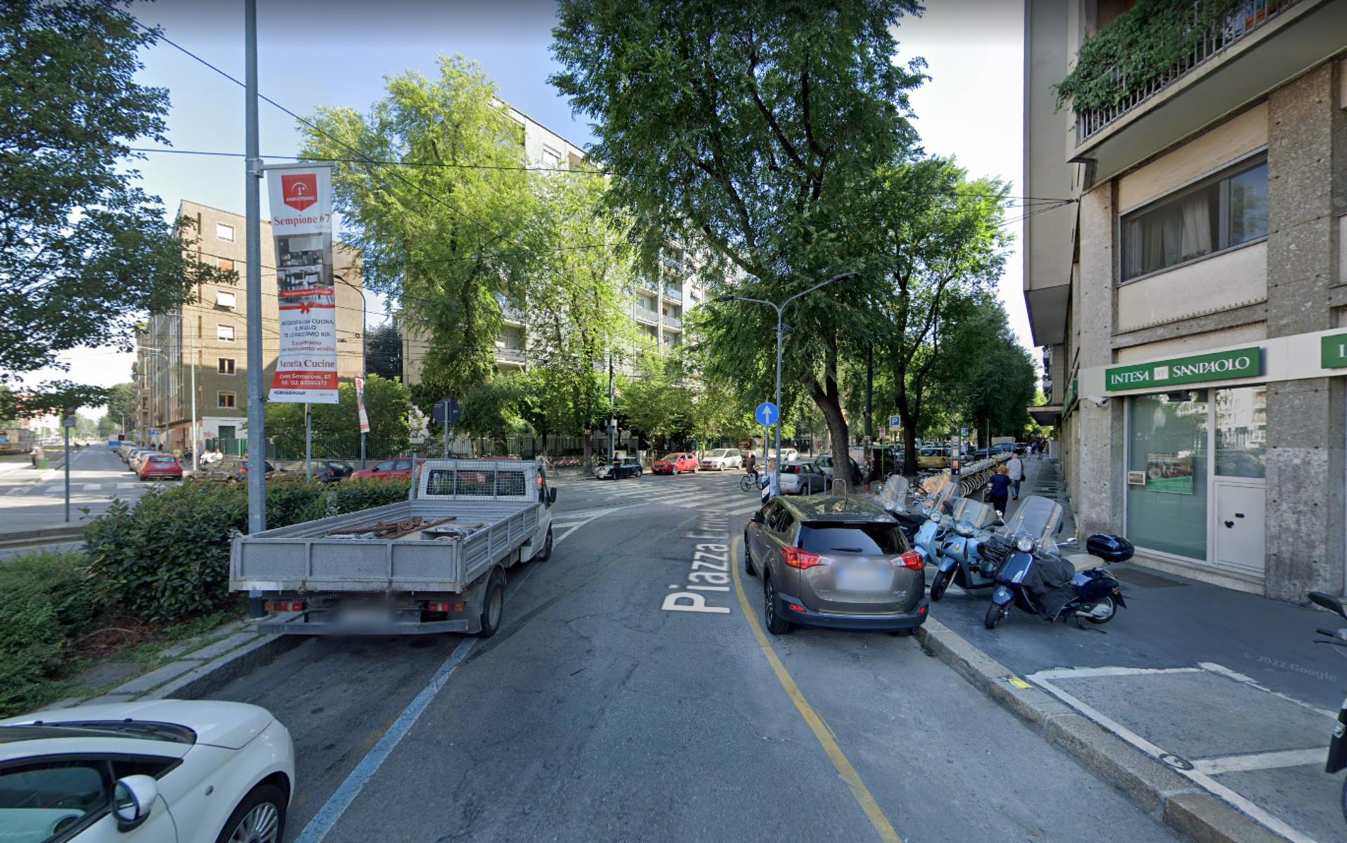 Impianto VERTICAL BANNER a Milano, in zona Russo
