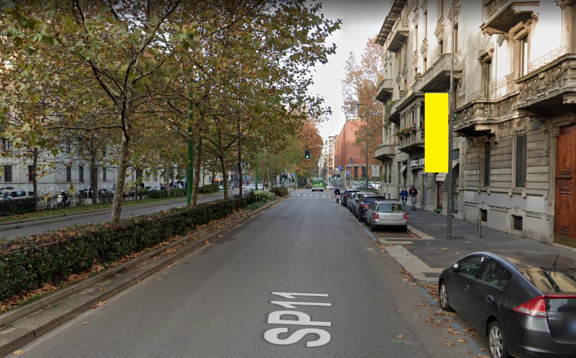 Impianto VERTICAL BANNER a Milano, in zona Bar Basso