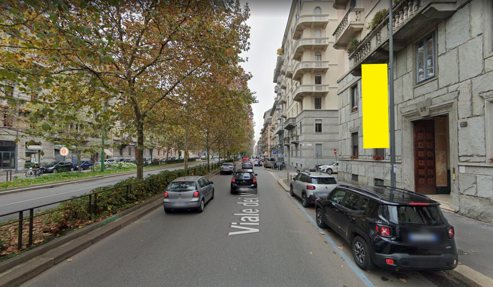 Impianto VERTICAL BANNER a Milano, in zona Bar Basso