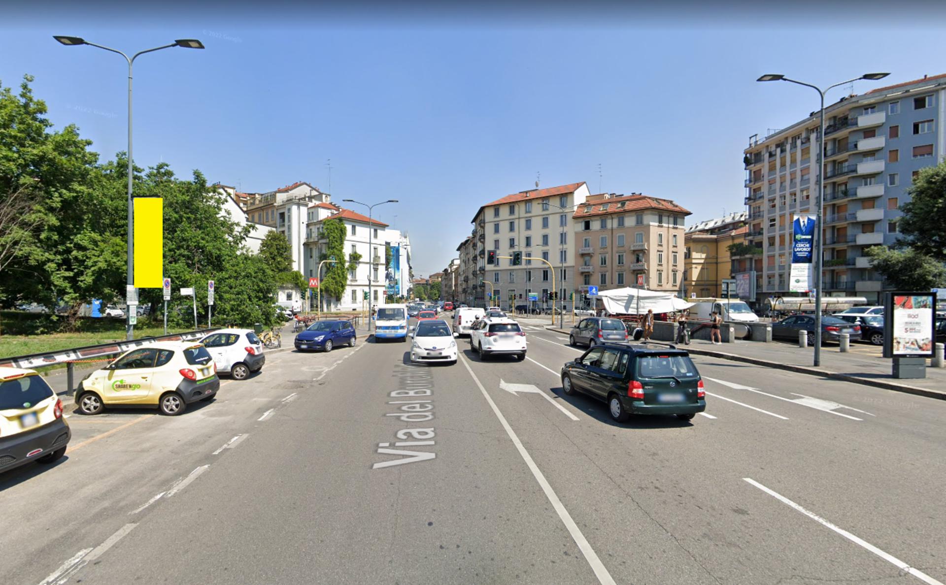 Impianto VERTICAL BANNER a Milano, in zona Intimo 3+