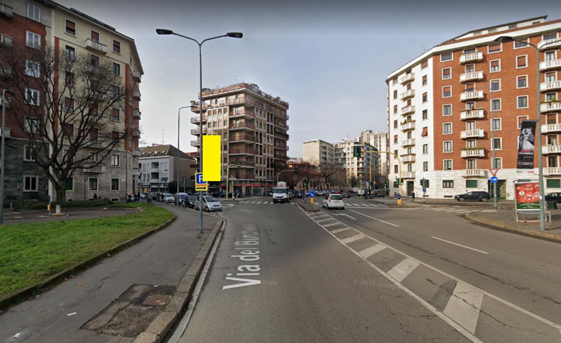 Impianto VERTICAL BANNER a Milano, in zona Hair Bajo