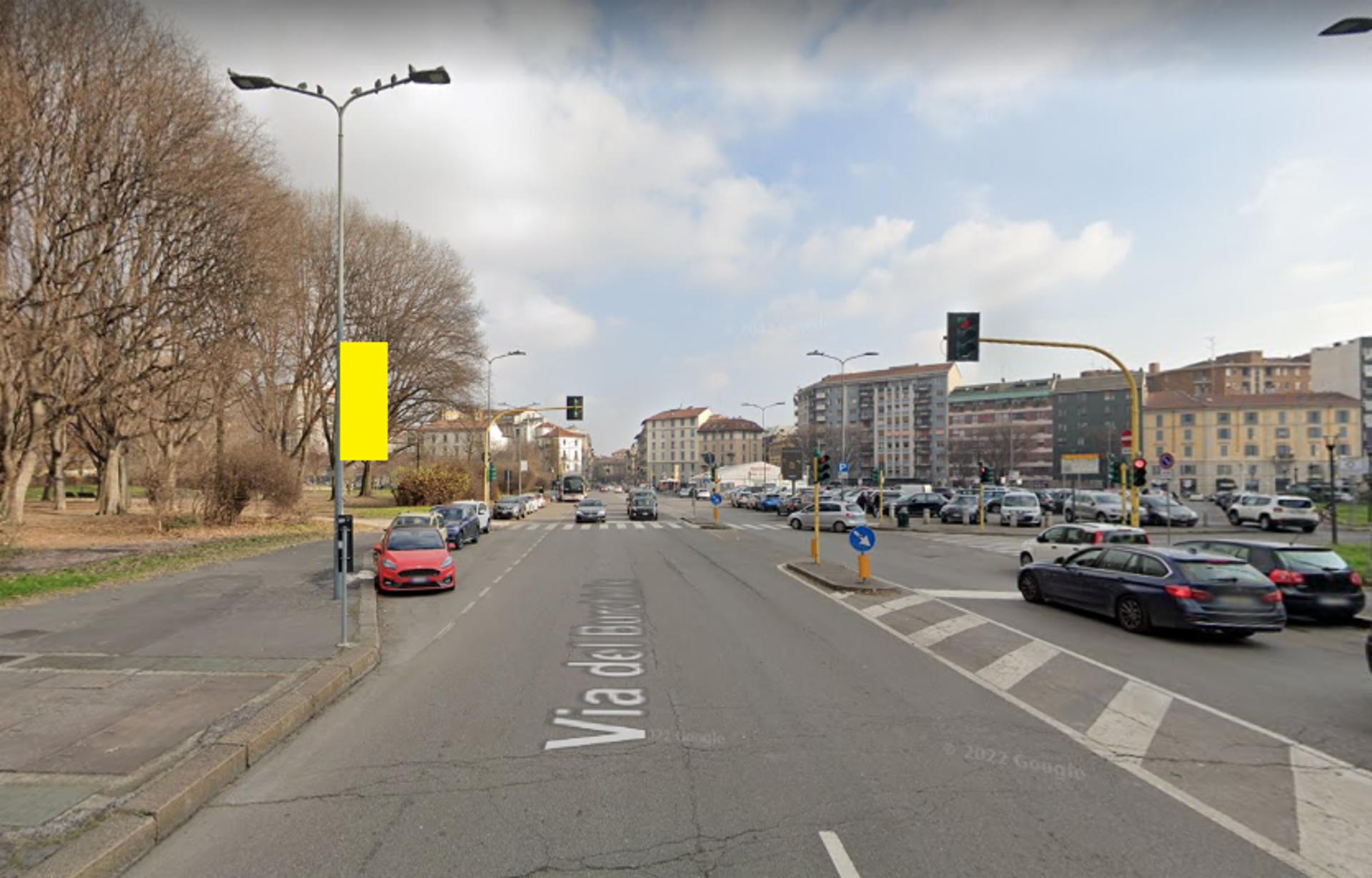 Impianto VERTICAL BANNER a Milano, in zona Hair Bajo