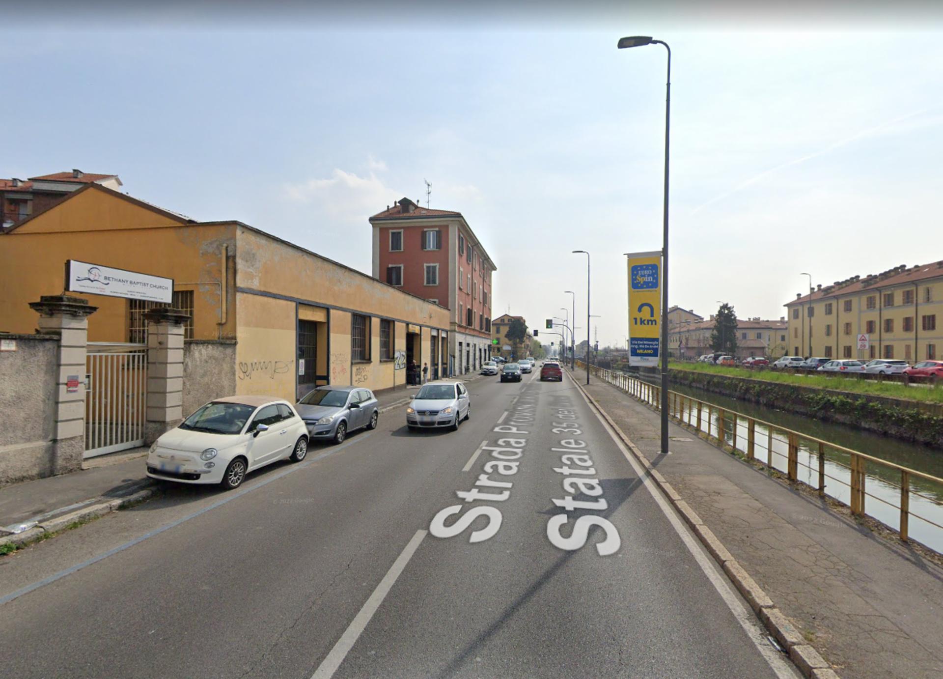 Impianto VERTICAL BANNER a Milano, in zona Milù