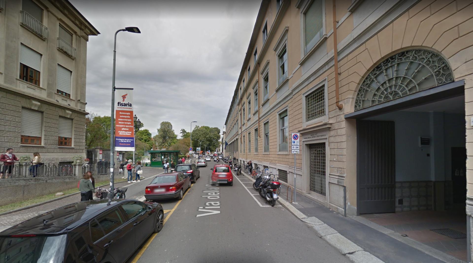 Impianto VERTICAL BANNER a Milano, in zona Bar San Barnaba