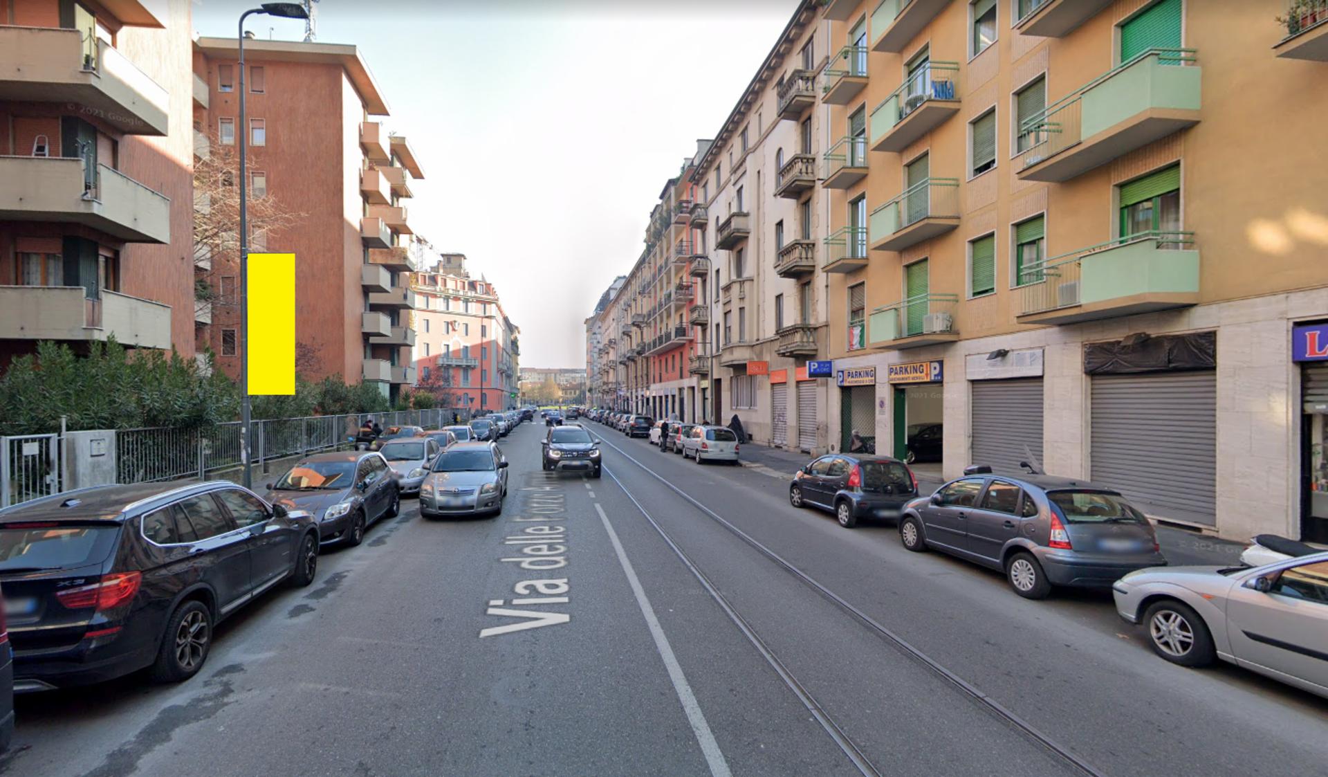Impianto VERTICAL BANNER a Milano, in zona Centro Estetico Rigeneris