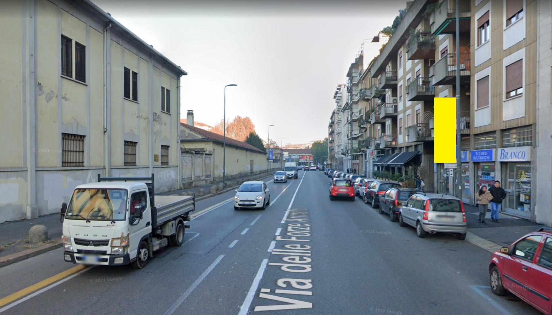 Impianto VERTICAL BANNER a Milano, in zona Celiamico