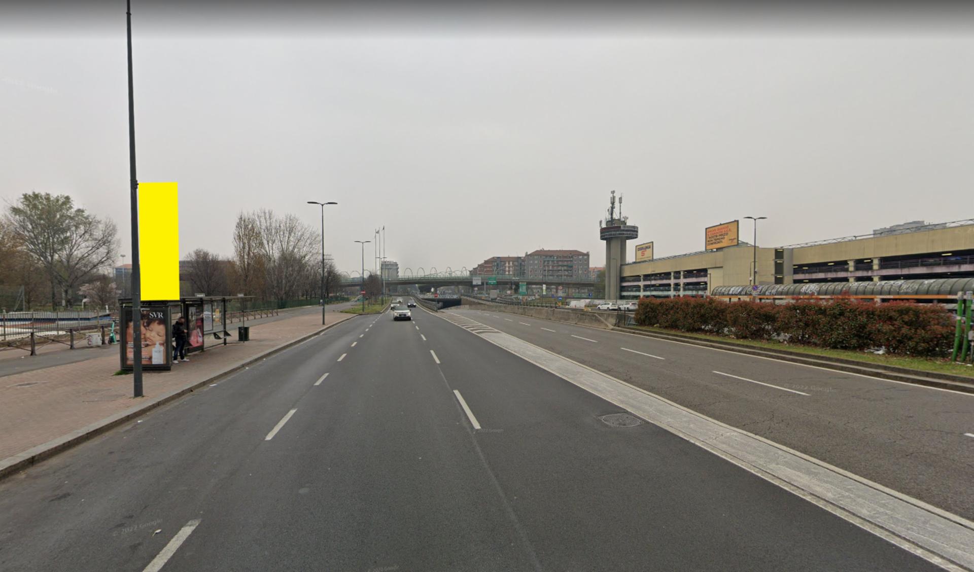 Impianto VERTICAL BANNER a Milano, in zona Penny