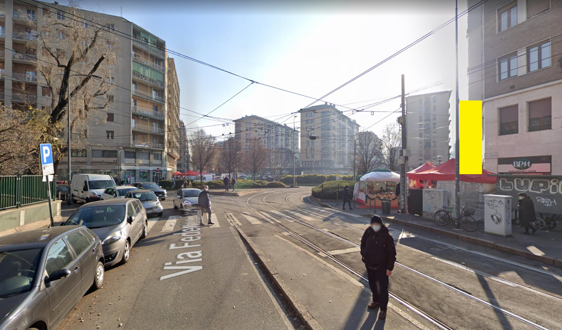 Impianto VERTICAL BANNER a Milano, in zona Russo