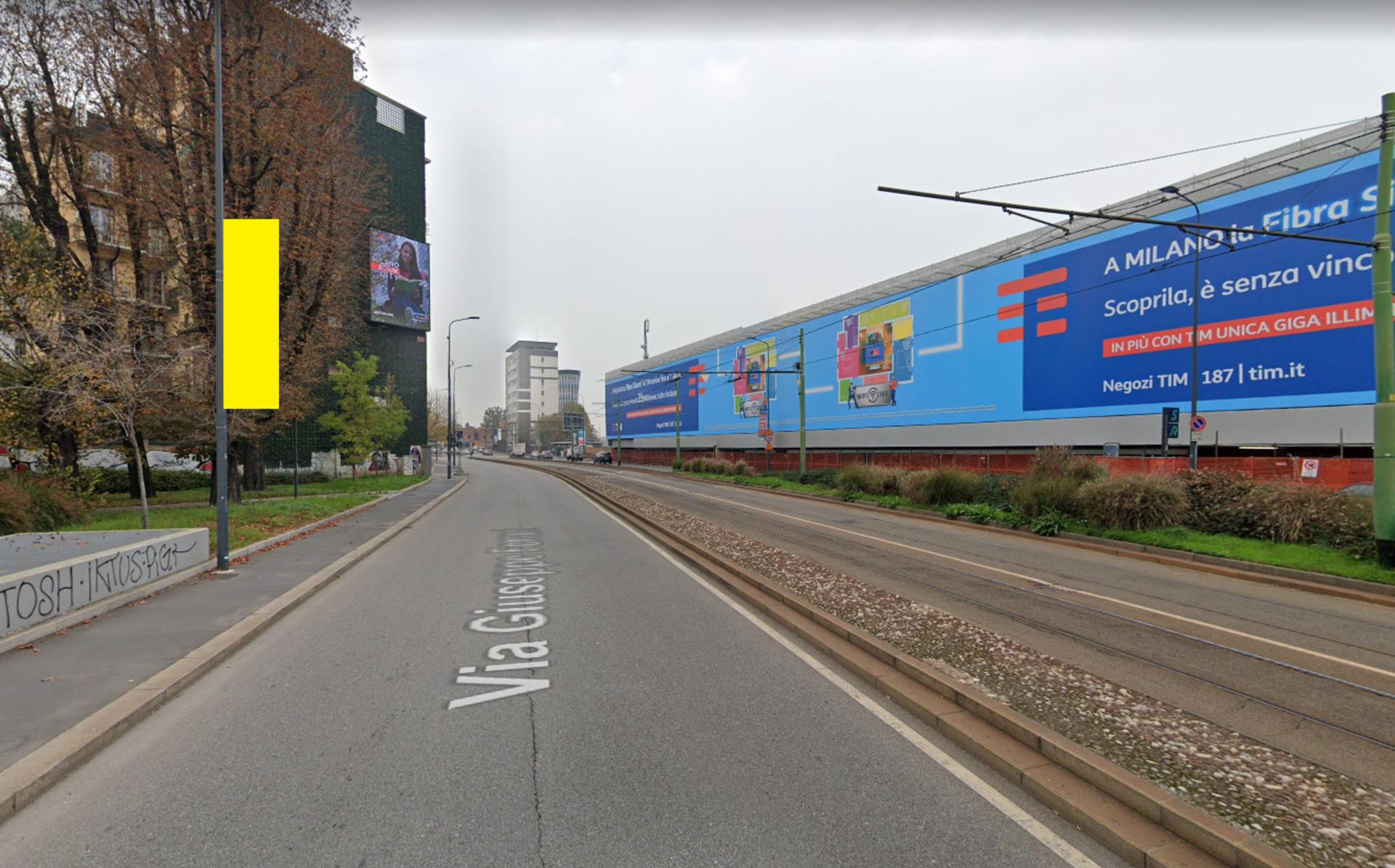 Impianto VERTICAL BANNER a Milano, in zona 10 Corso Como