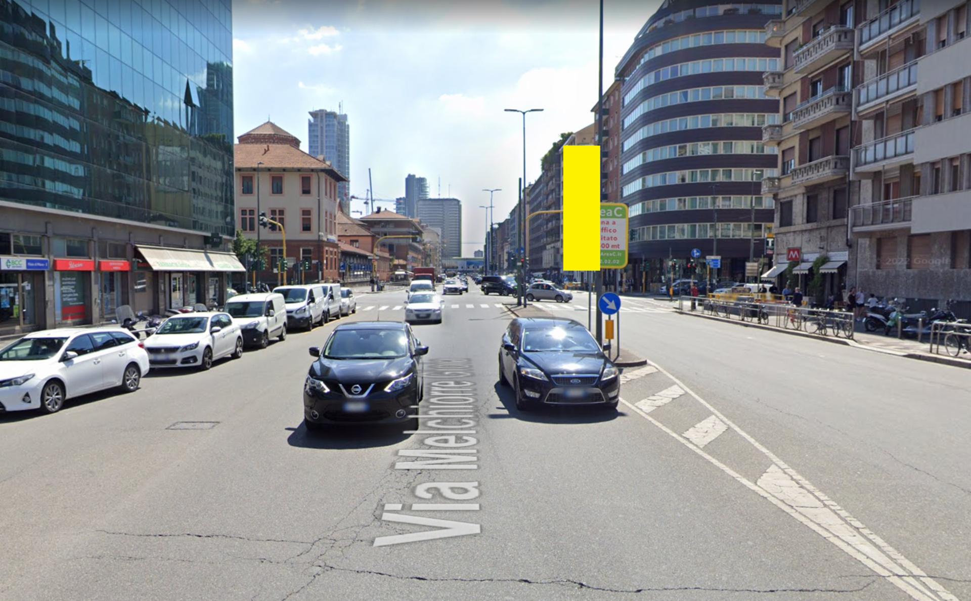 Impianto VERTICAL BANNER a Milano, in zona Abbadesse