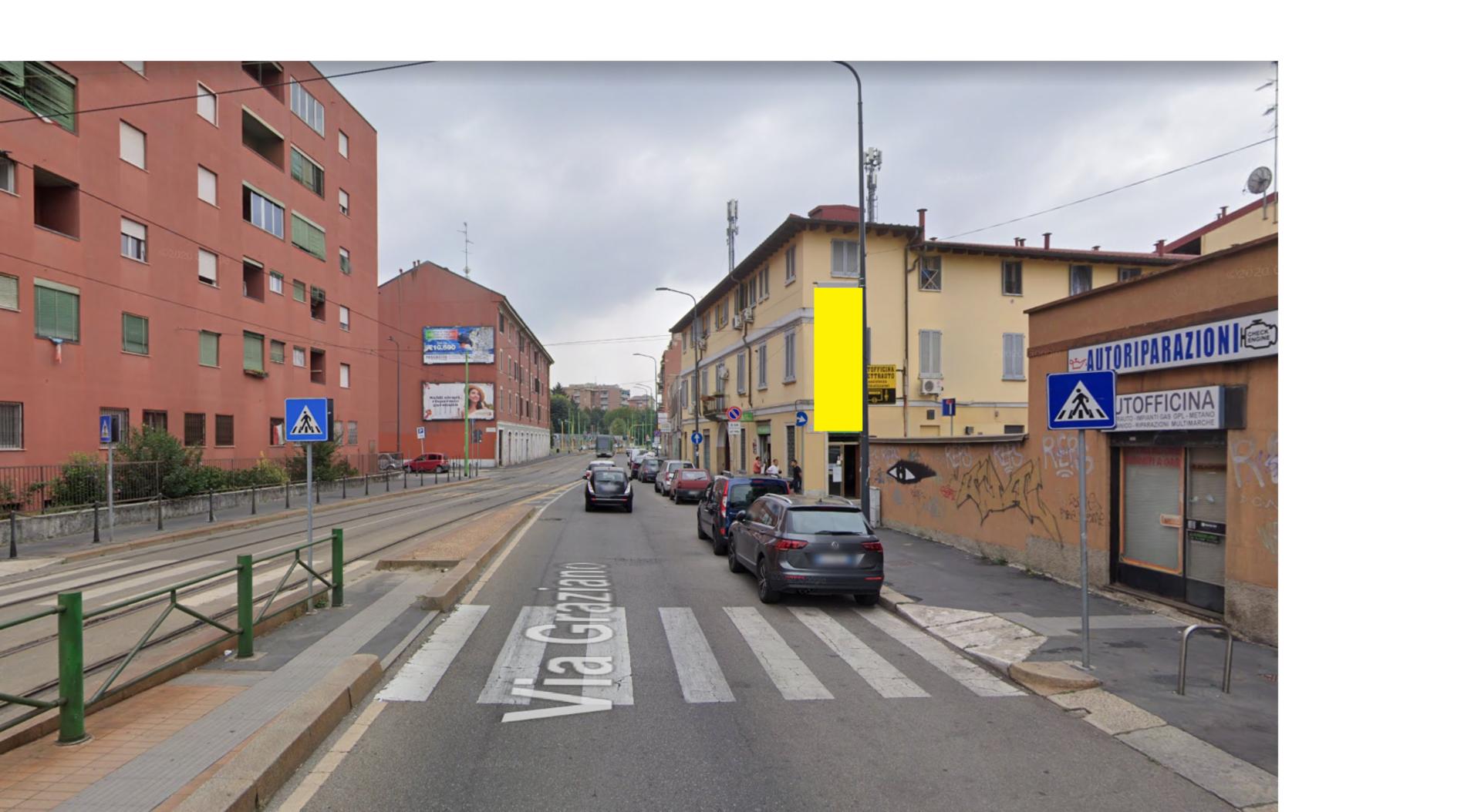 Impianto VERTICAL BANNER a Milano, in zona Life 120