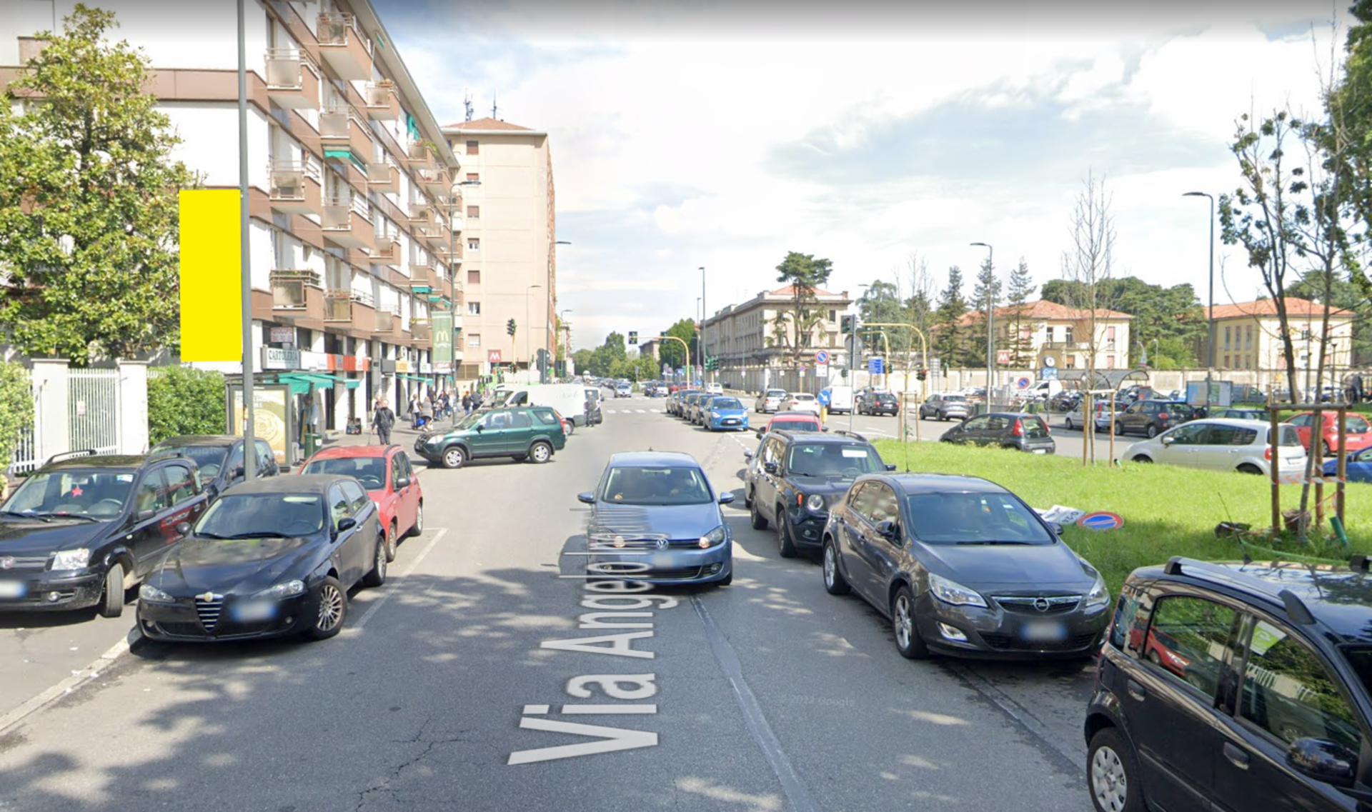 Impianto VERTICAL BANNER a Milano, in zona Bar Zurigo