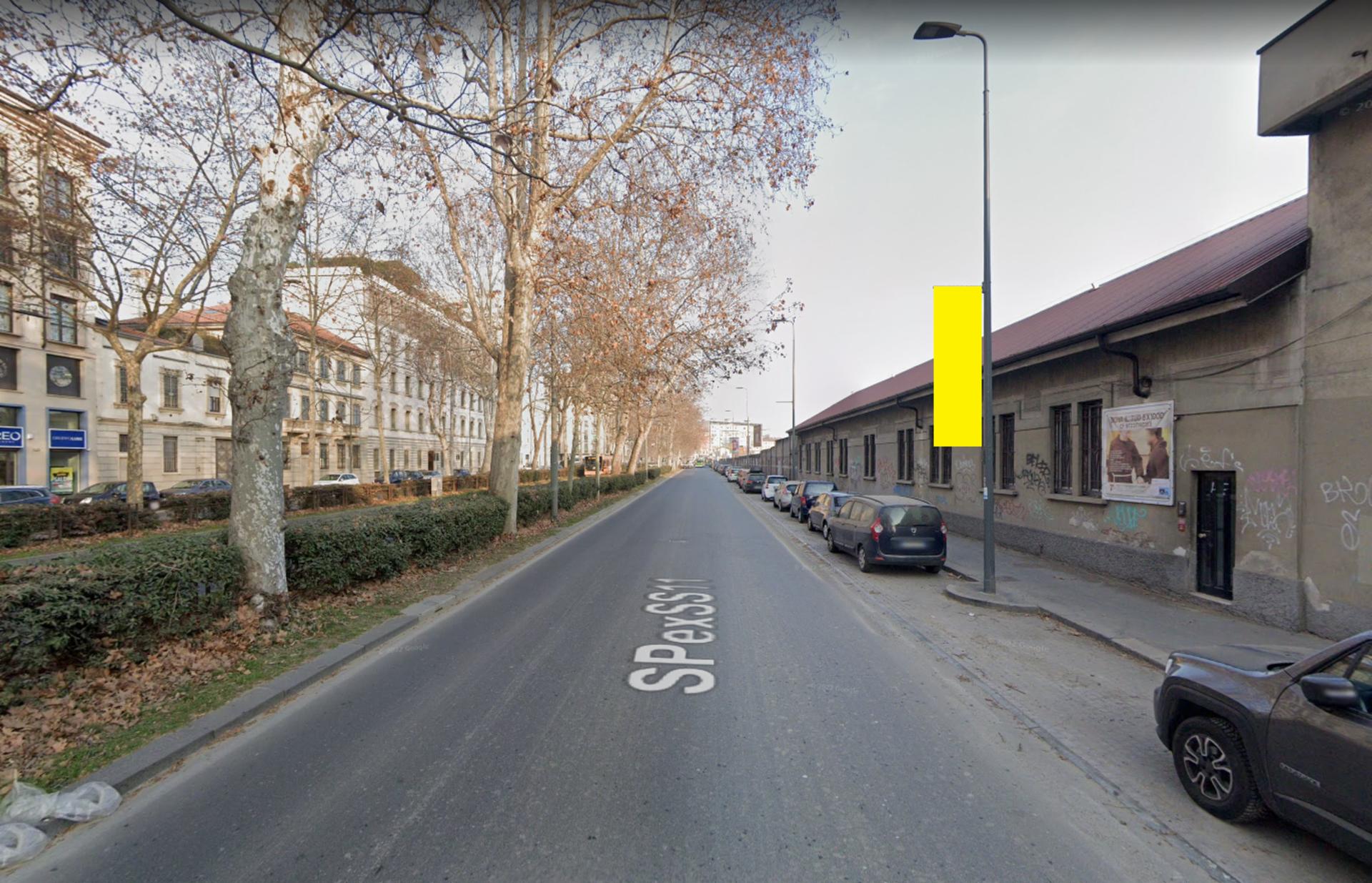 Impianto VERTICAL BANNER a Milano, in zona Bar Luce