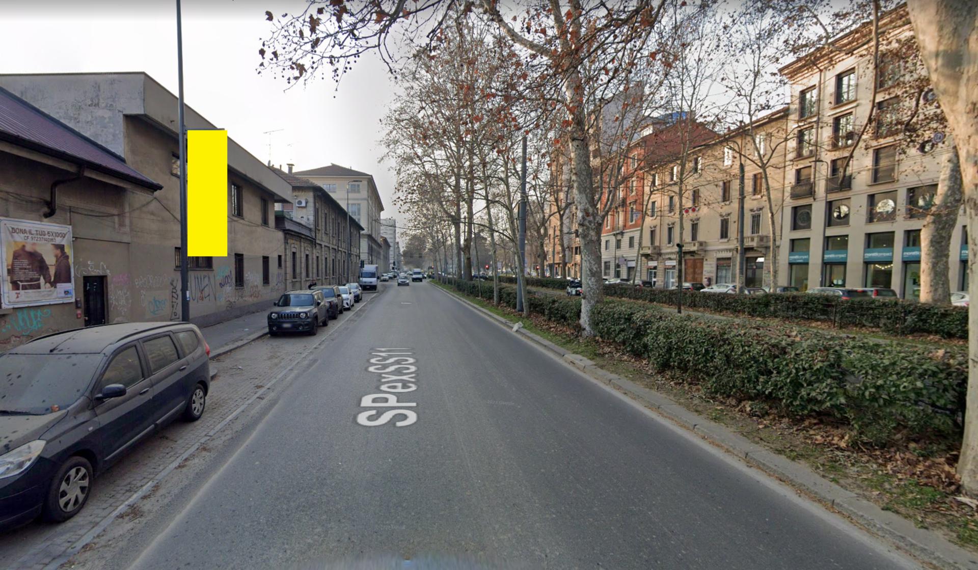 Impianto VERTICAL BANNER a Milano, in zona Bar Luce