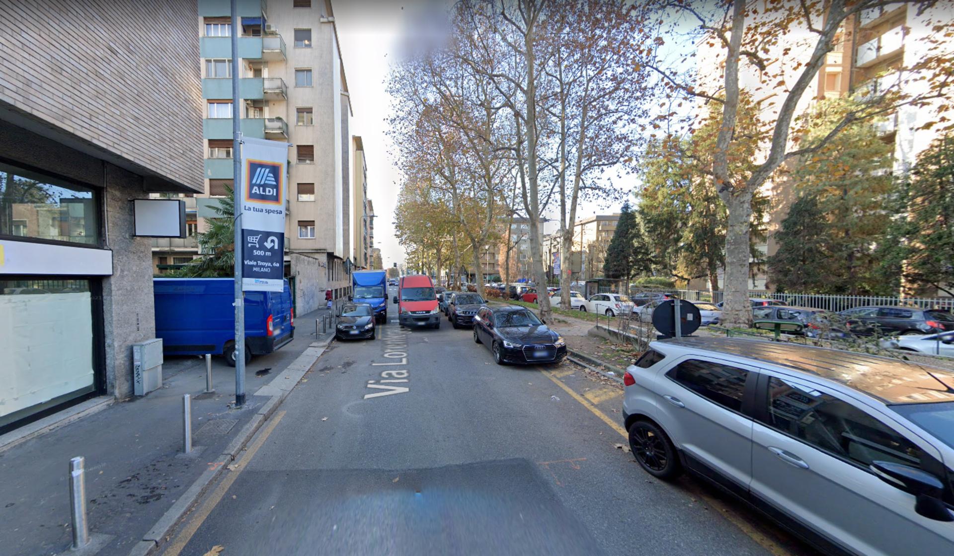 Impianto VERTICAL BANNER a Milano, in zona Ubik
