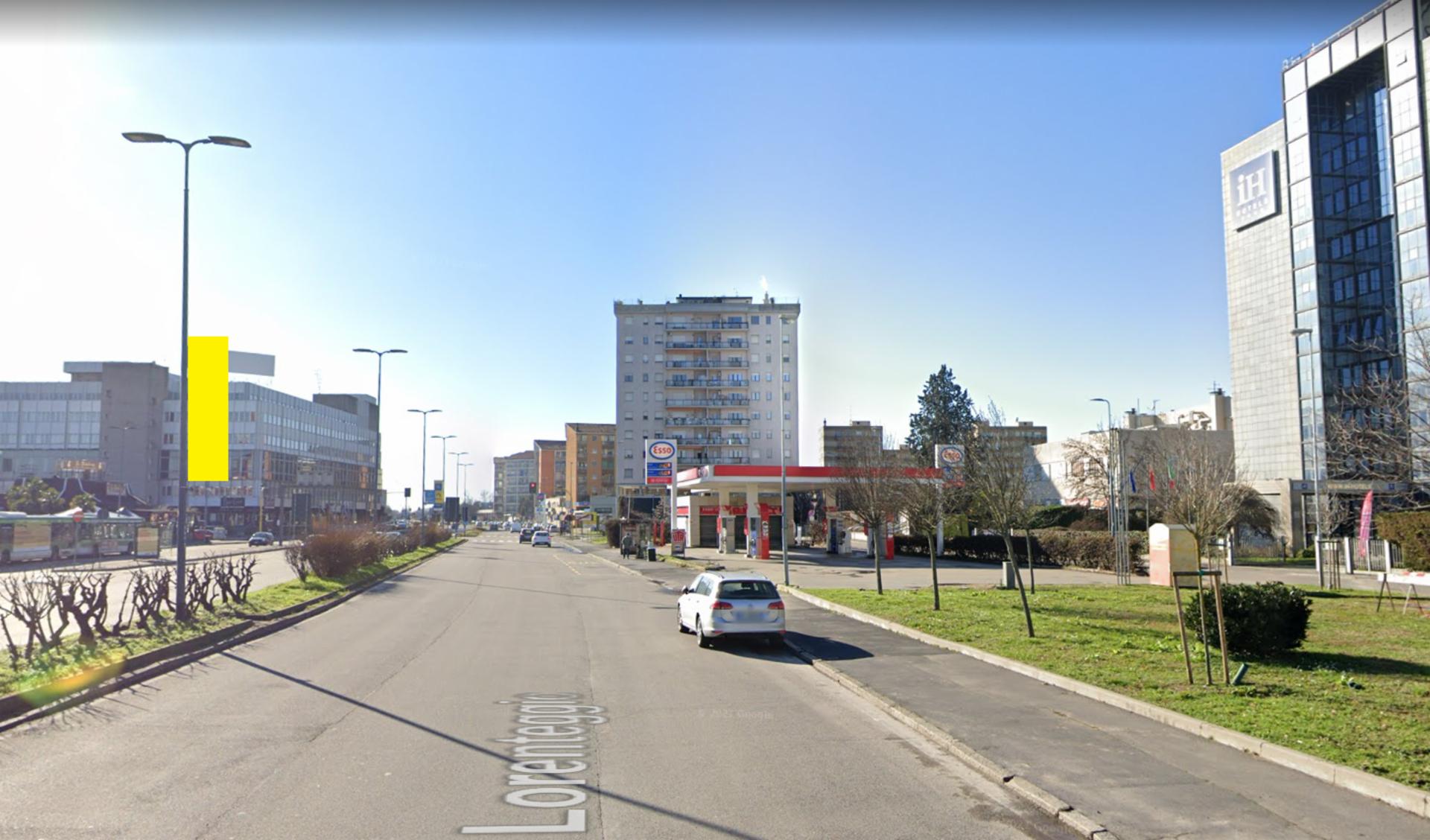 Impianto VERTICAL BANNER a Milano, in zona Mangiari Di Strada