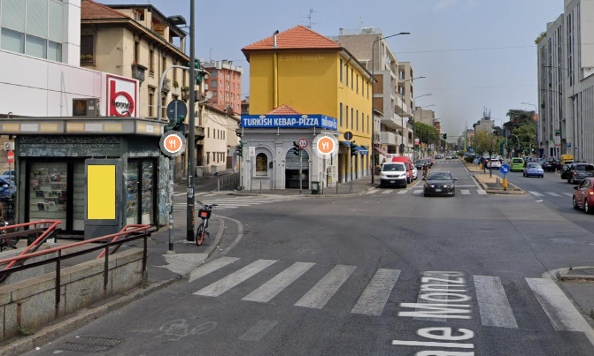Impianto TOTEM DIGITALE a Milano, in zona Kebap & pizza