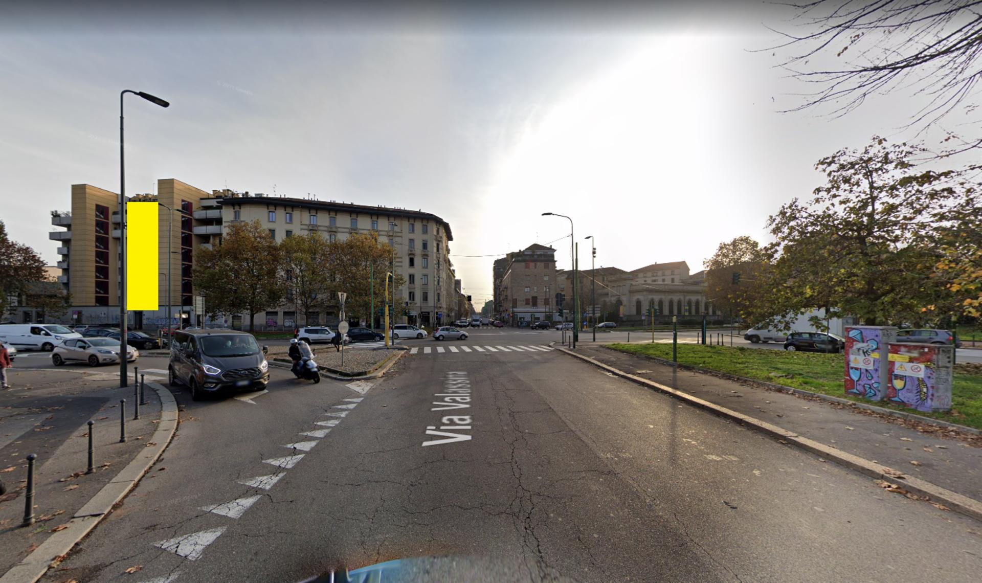 Impianto VERTICAL BANNER a Milano, in zona Maciachini Nail