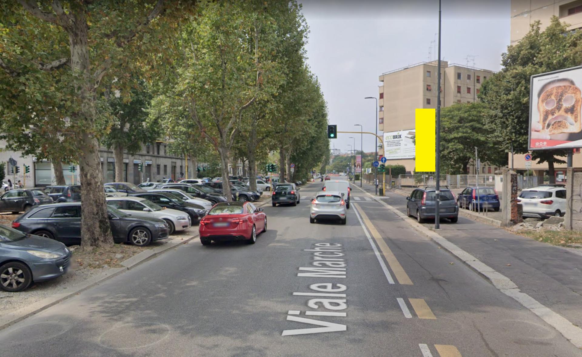 Impianto VERTICAL BANNER a Milano, in zona Acconciature Giovanna