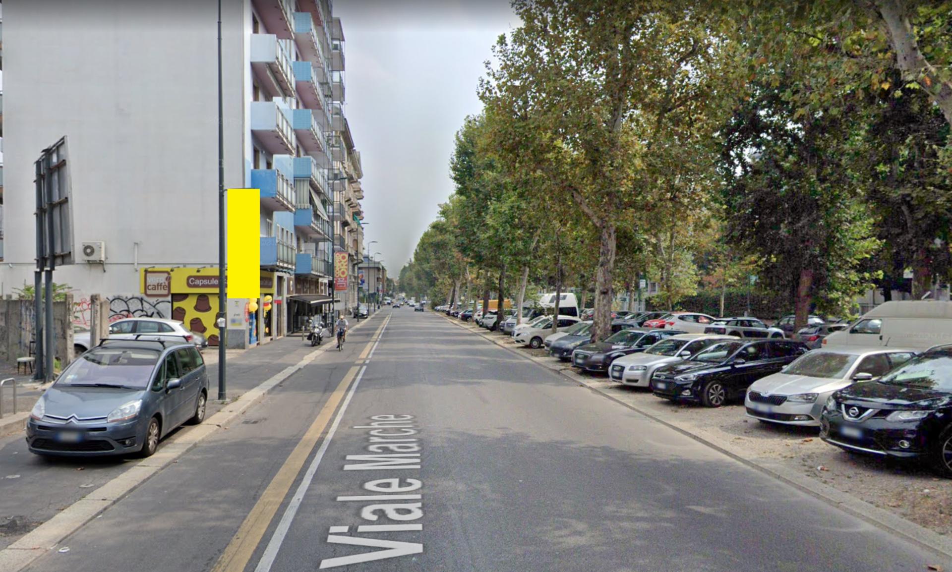 Impianto VERTICAL BANNER a Milano, in zona Acconciature Giovanna