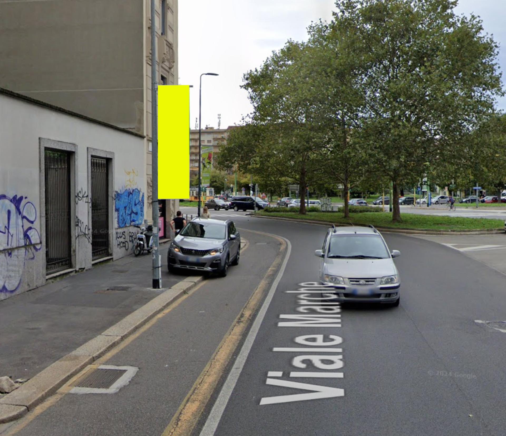 Impianto VERTICAL BANNER a Milano, in zona iN's