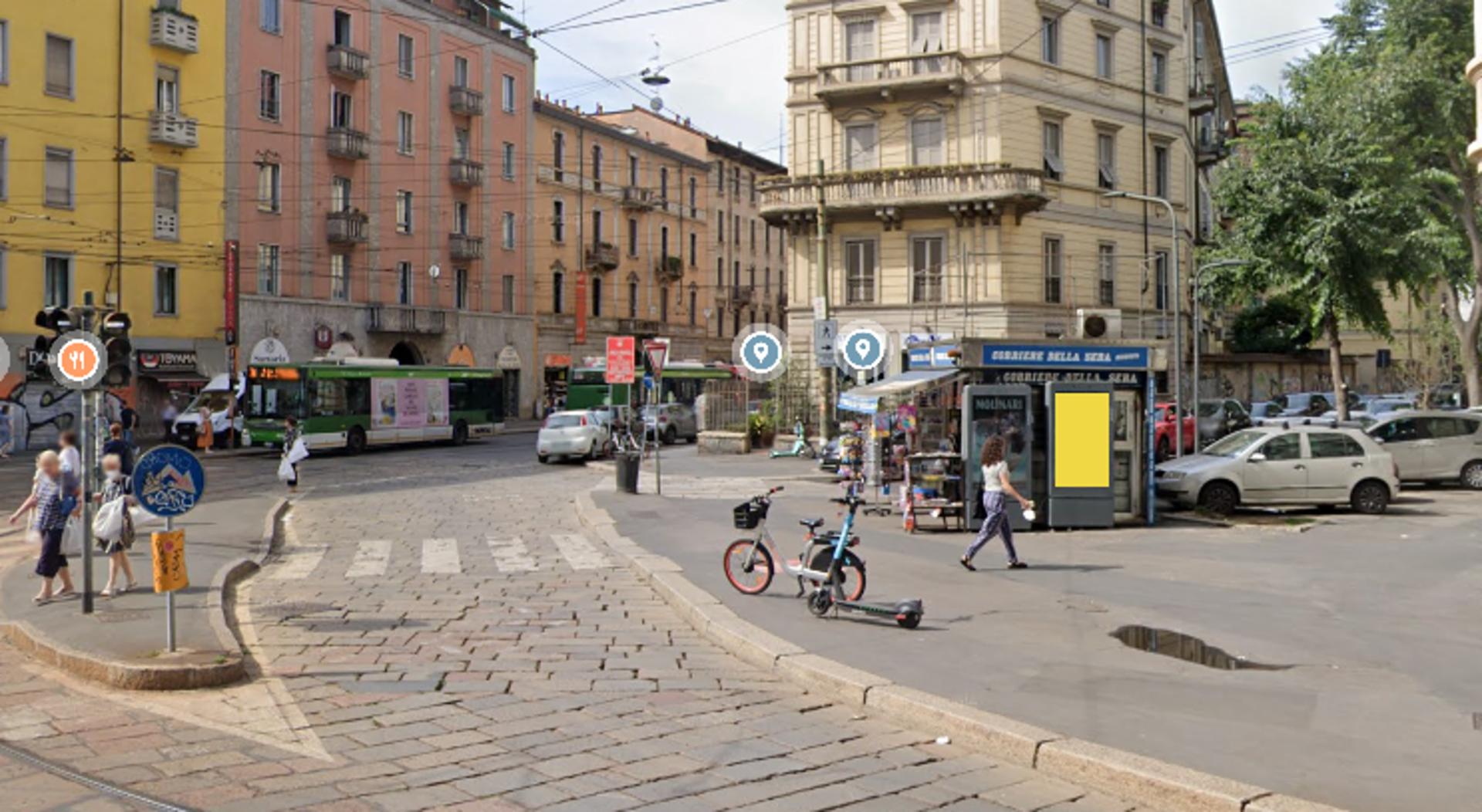 Impianto TOTEM DIGITALE a Milano, in zona Libreria Commerciale