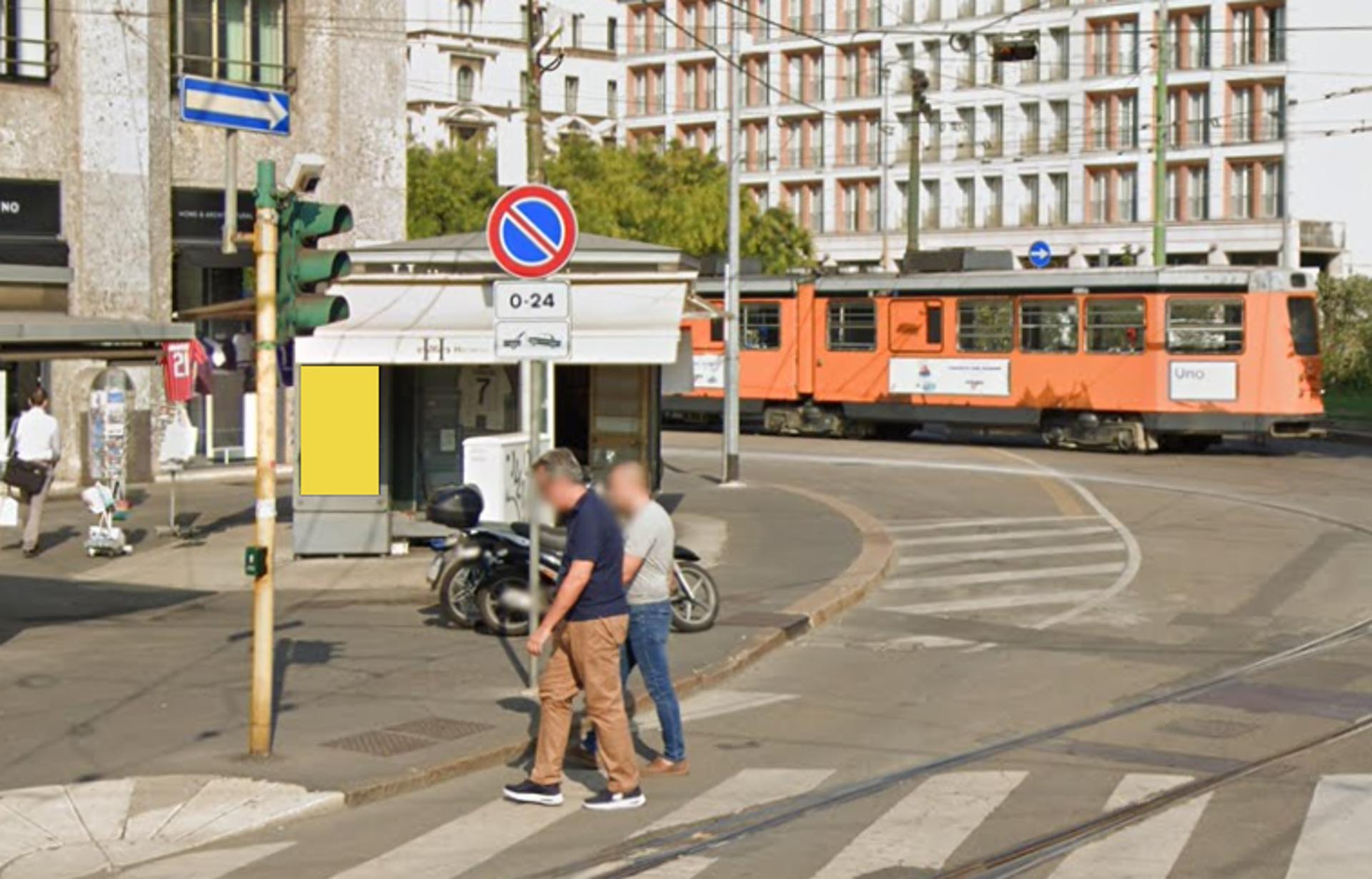 Impianto TOTEM DIGITALE a Milano, in zona IDOLA saloon