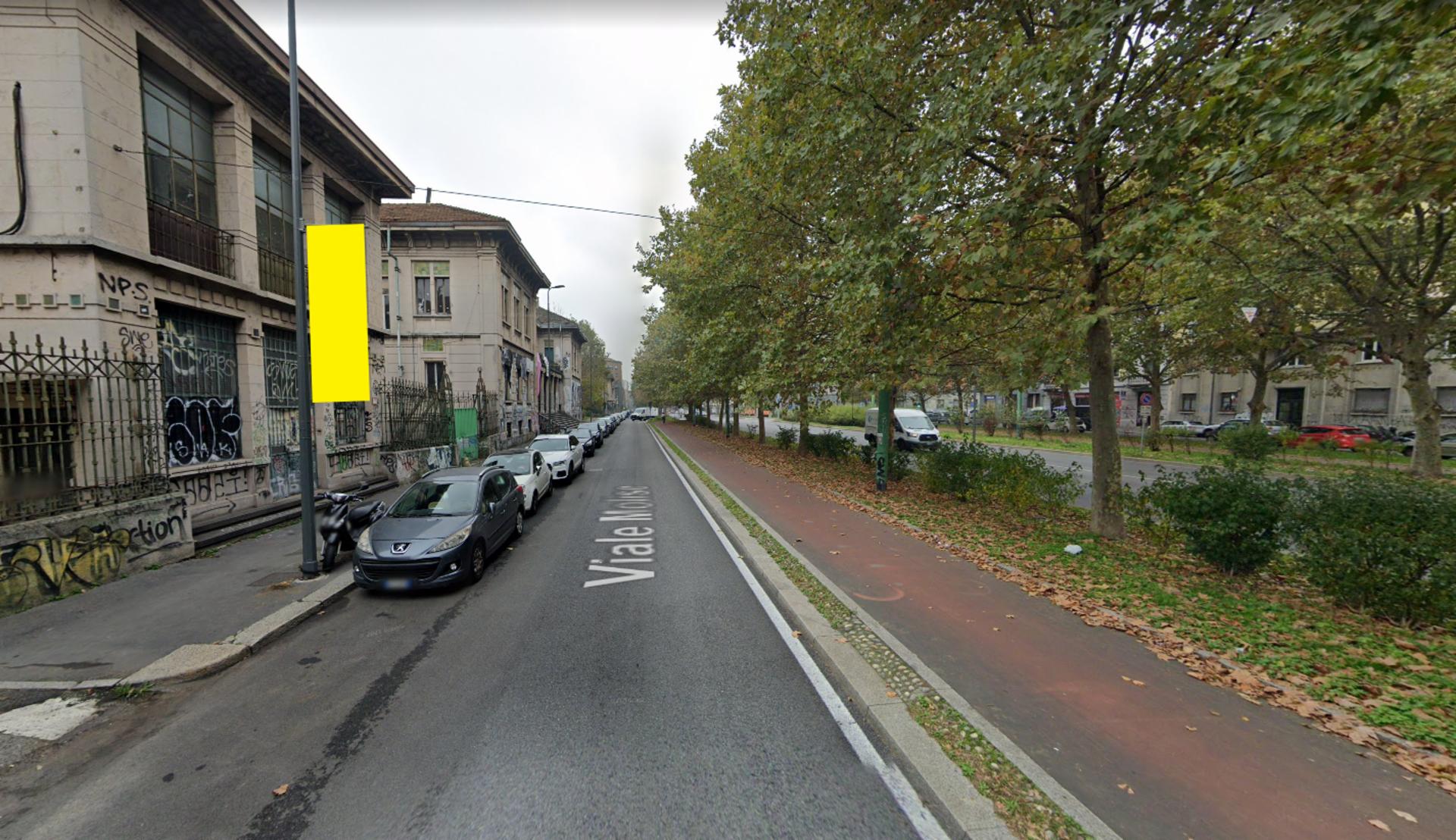 Impianto VERTICAL BANNER a Milano, in zona Bar Trattoria Victoire
