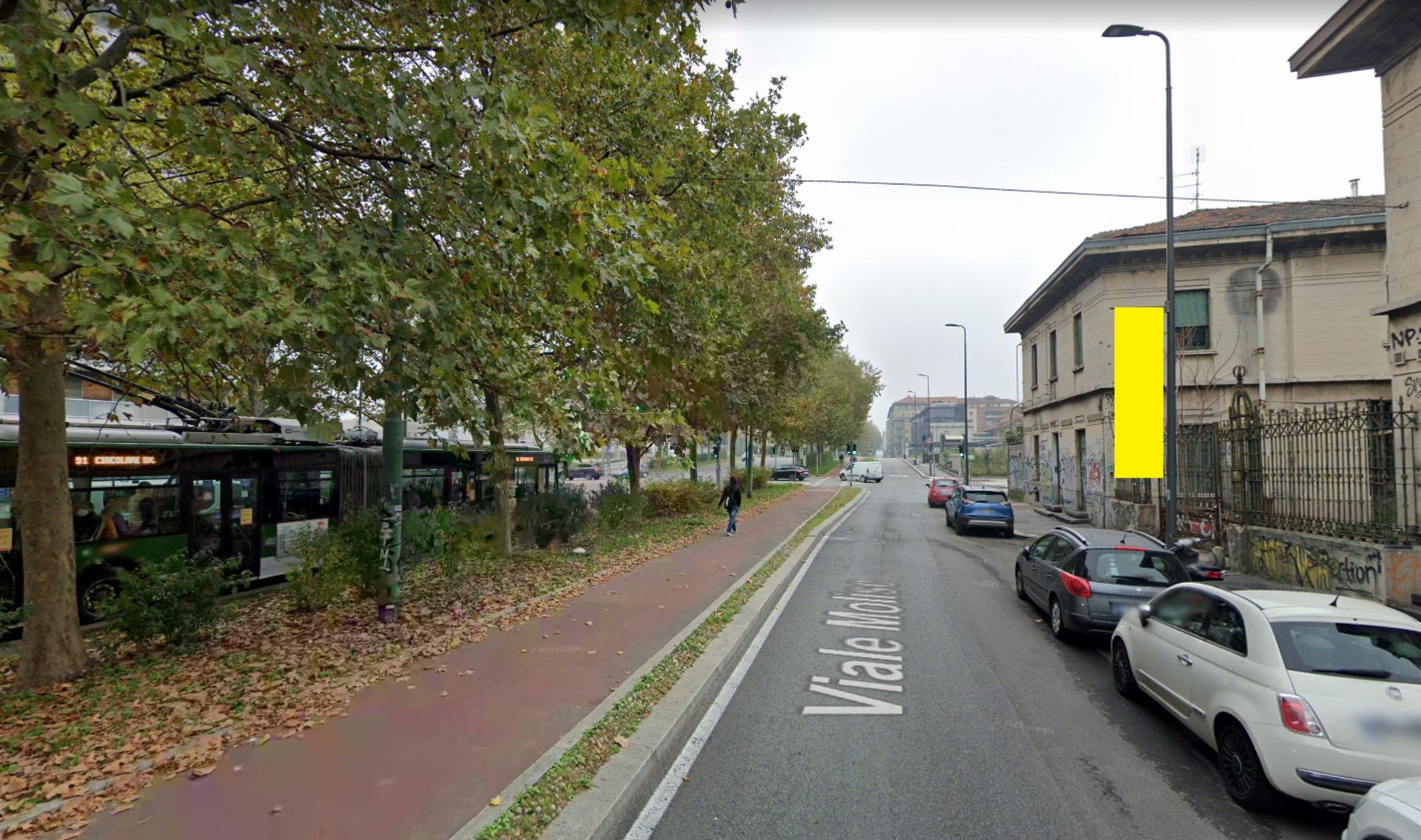 Impianto VERTICAL BANNER a Milano, in zona Bar Trattoria Victoire