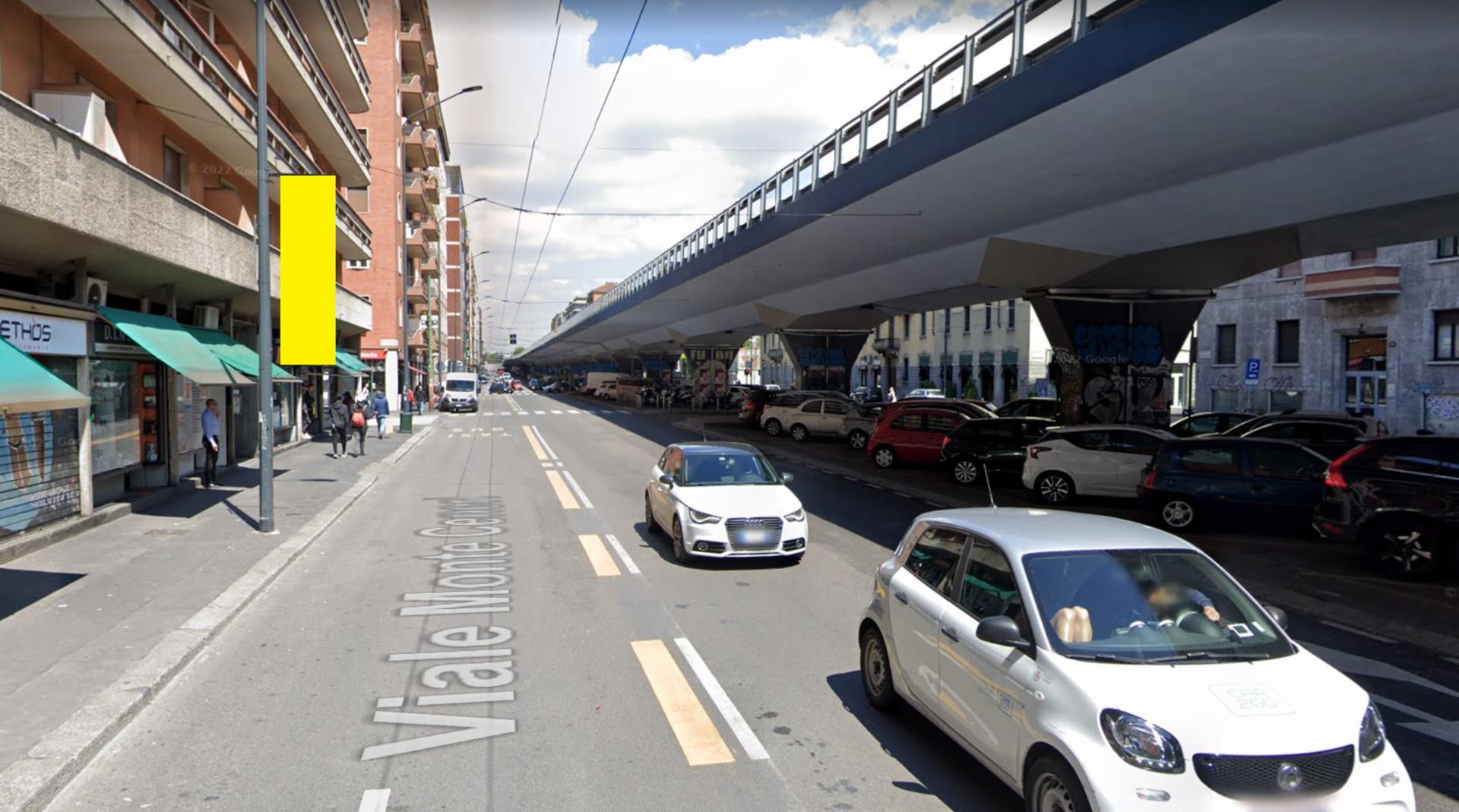 Impianto VERTICAL BANNER a Milano, in zona MediaWorld