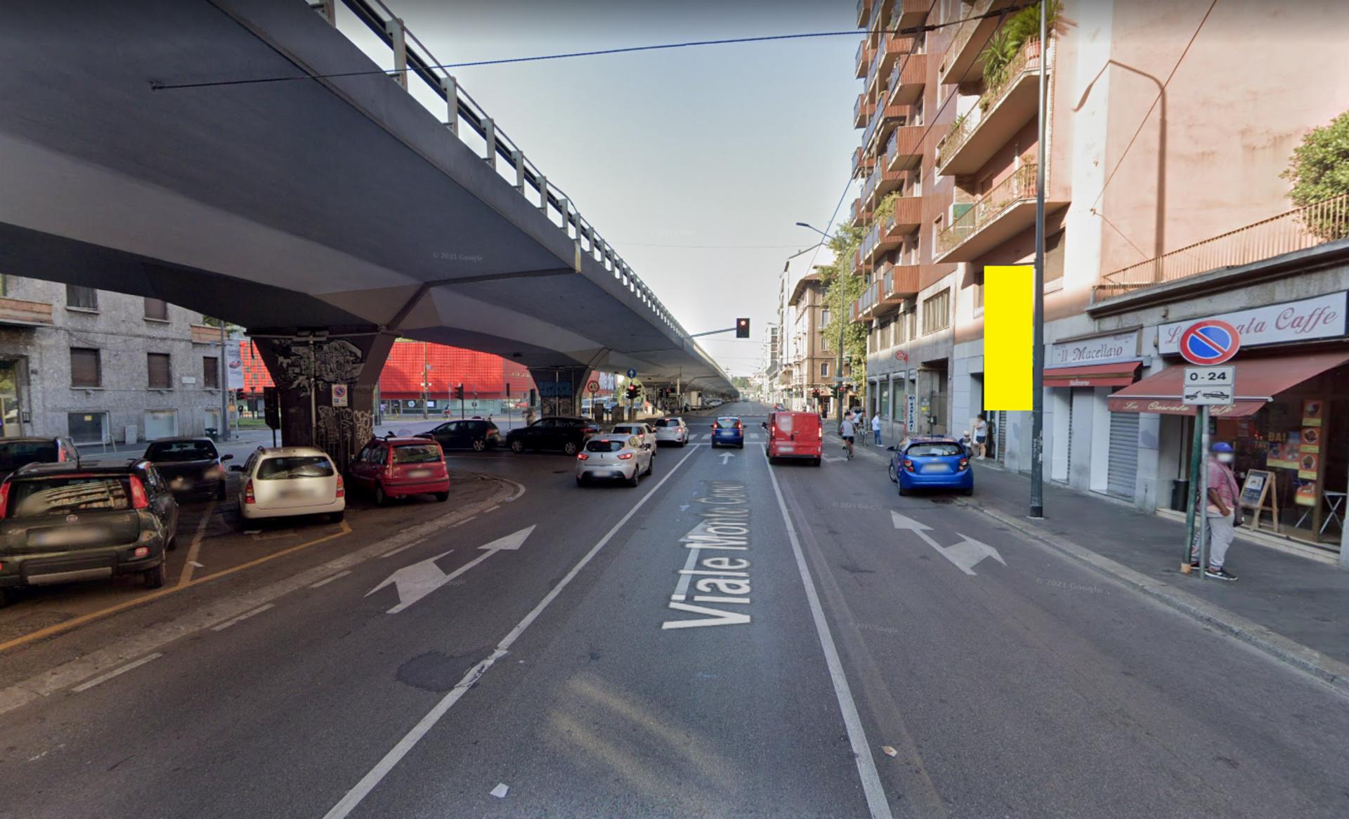 Impianto VERTICAL BANNER a Milano, in zona MediaWorld