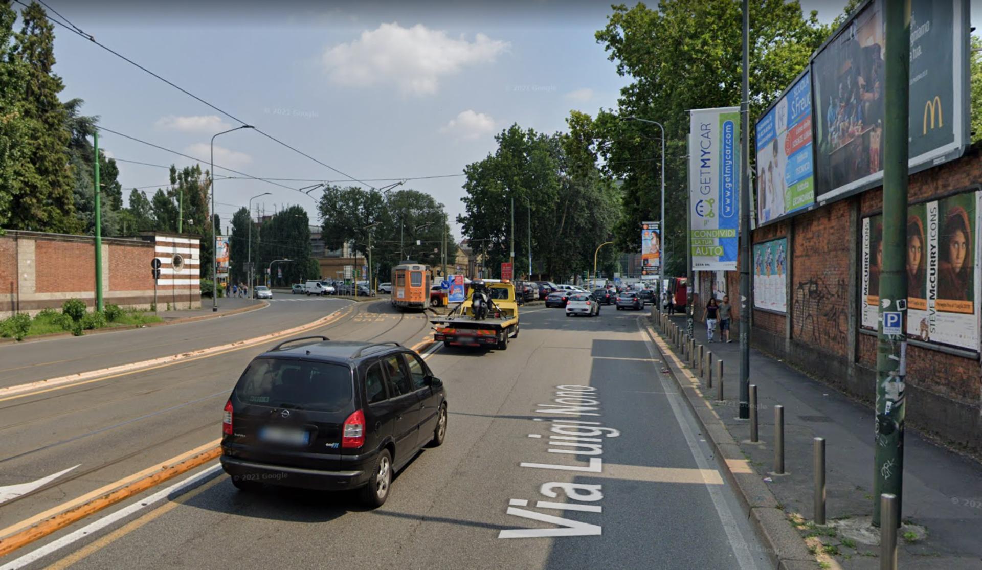 Impianto VERTICAL BANNER a Milano, in zona Da Zhong Market