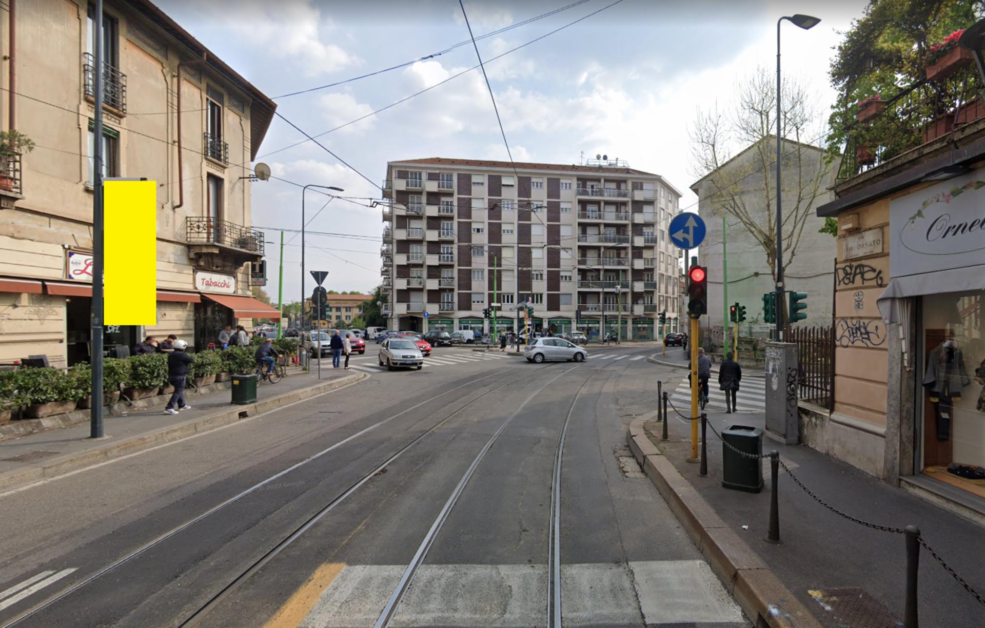 Impianto VERTICAL BANNER a Milano, in zona Quadrifoglio