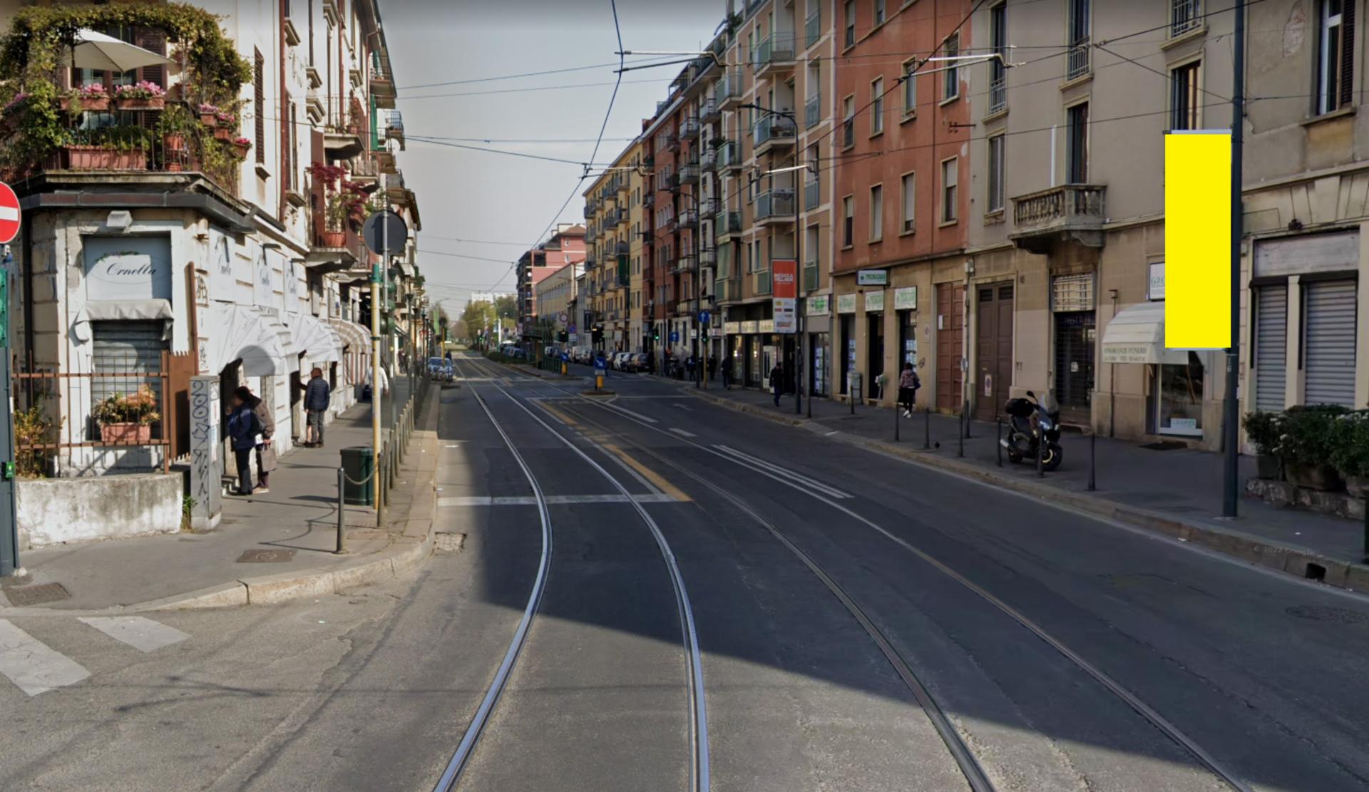 Impianto VERTICAL BANNER a Milano, in zona Quadrifoglio