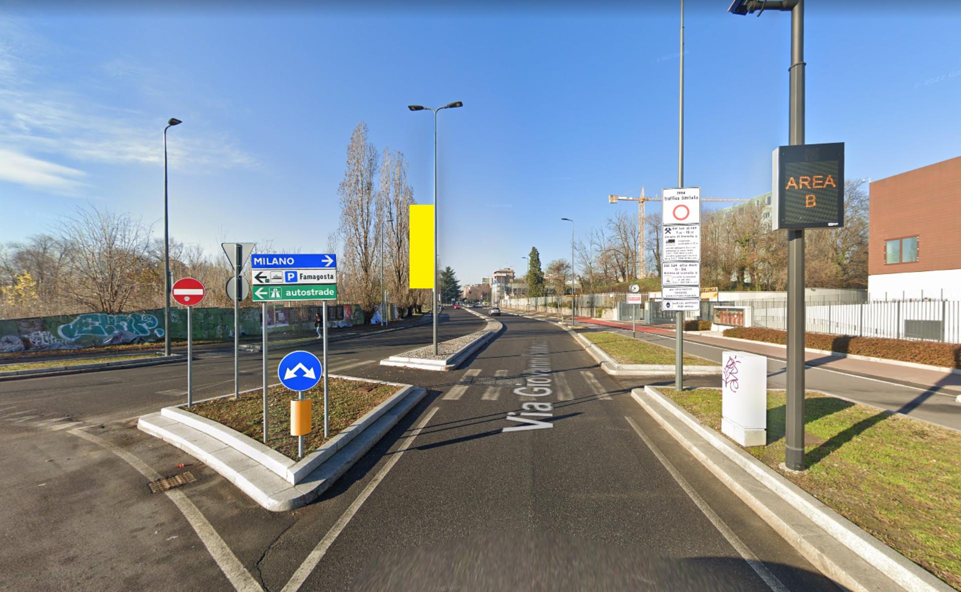Impianto VERTICAL BANNER a Milano, in zona Bar Atlantic