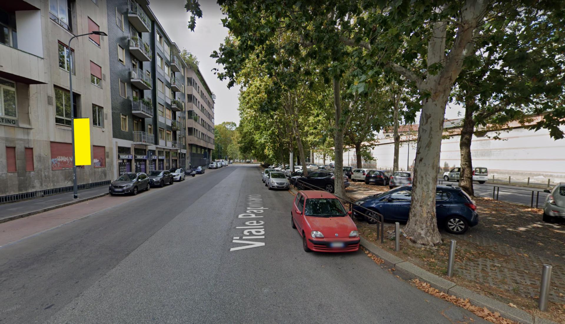 Impianto VERTICAL BANNER a Milano, in zona Ideal minimarket
