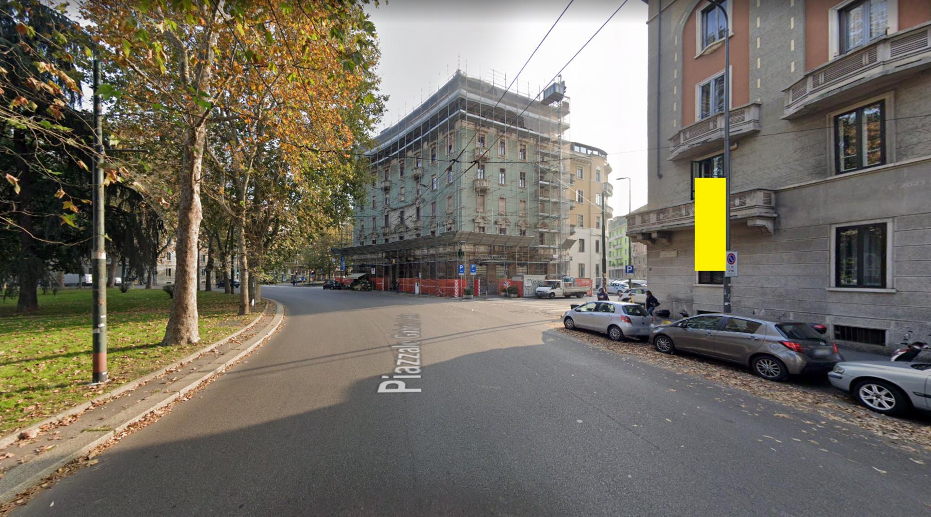 Impianto VERTICAL BANNER a Milano, in zona Bar Basso