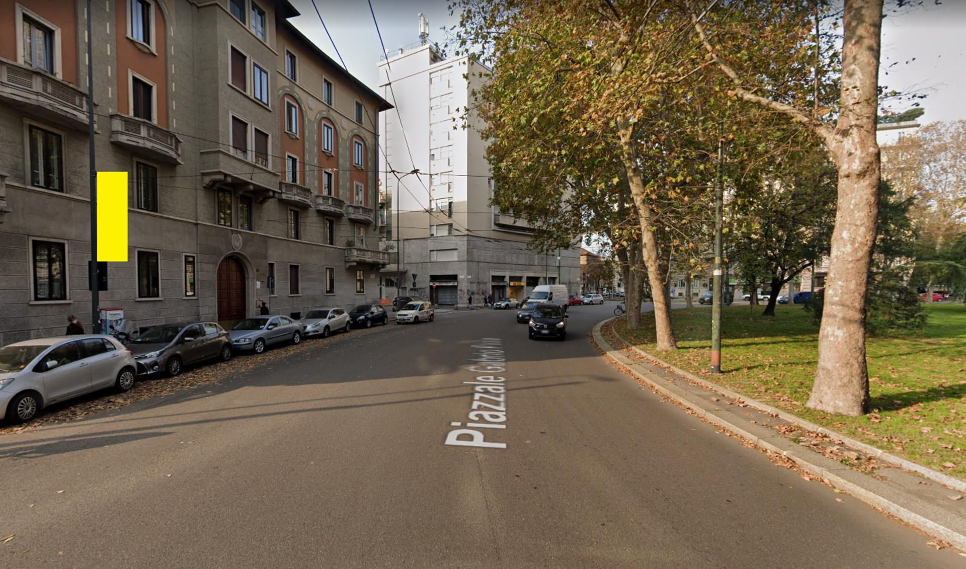 Impianto VERTICAL BANNER a Milano, in zona Bar Basso