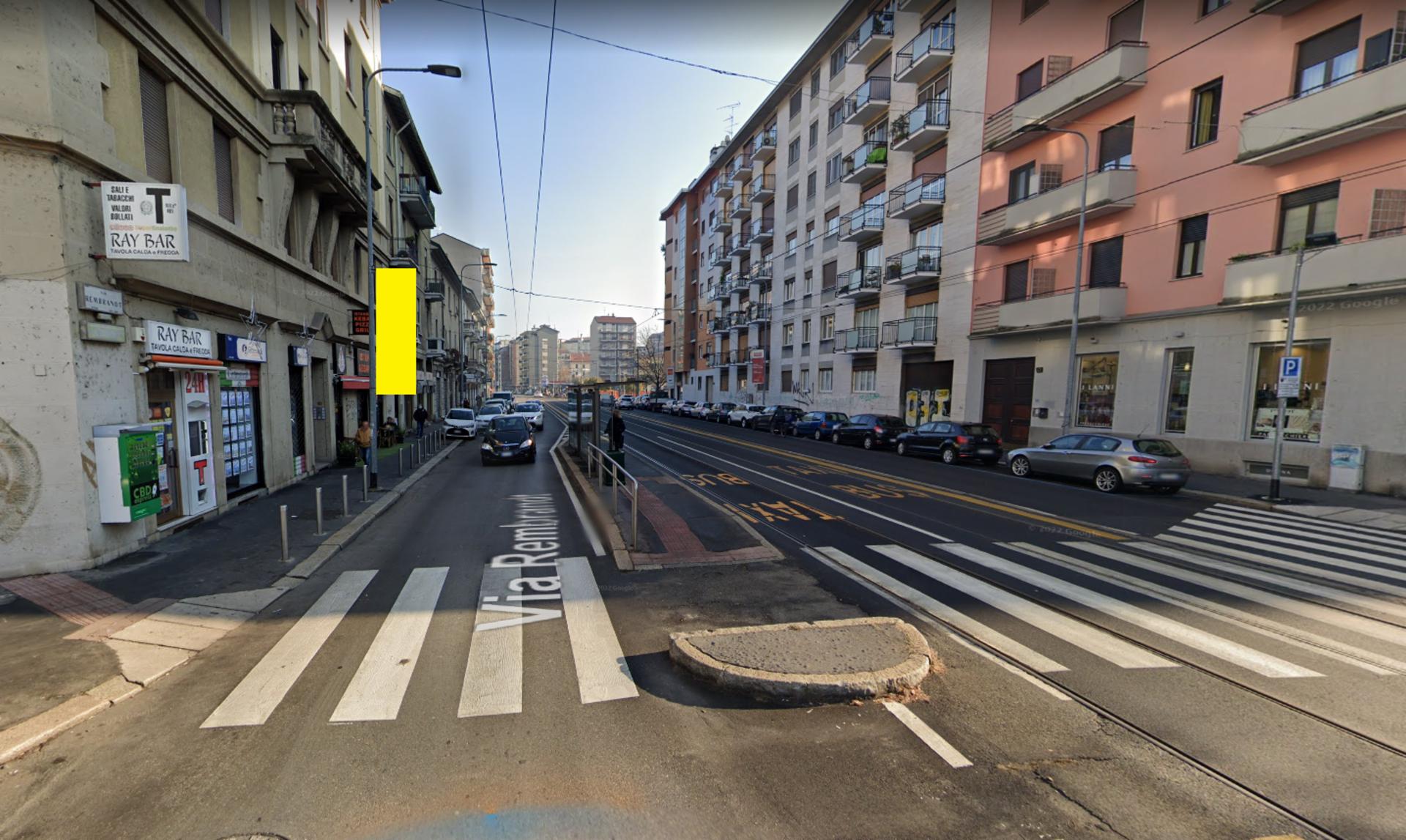 Impianto VERTICAL BANNER a Milano, in zona Esselunga