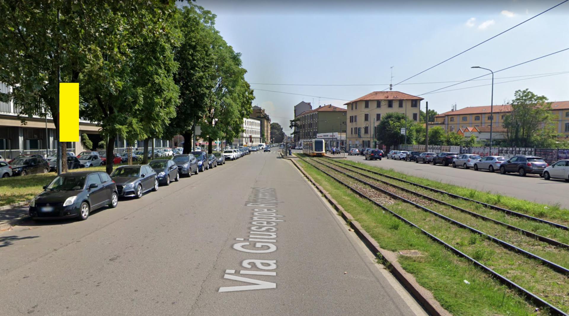 Impianto VERTICAL BANNER a Milano, in zona Bar Luce