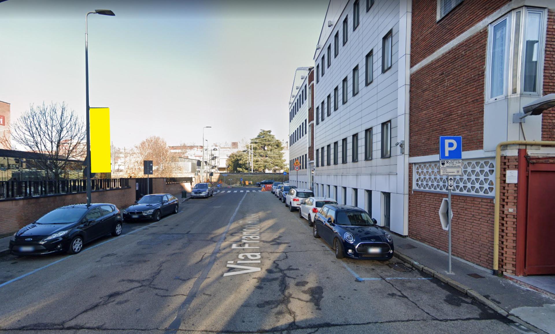 Impianto VERTICAL BANNER a Milano, in zona Pentarosa Srl