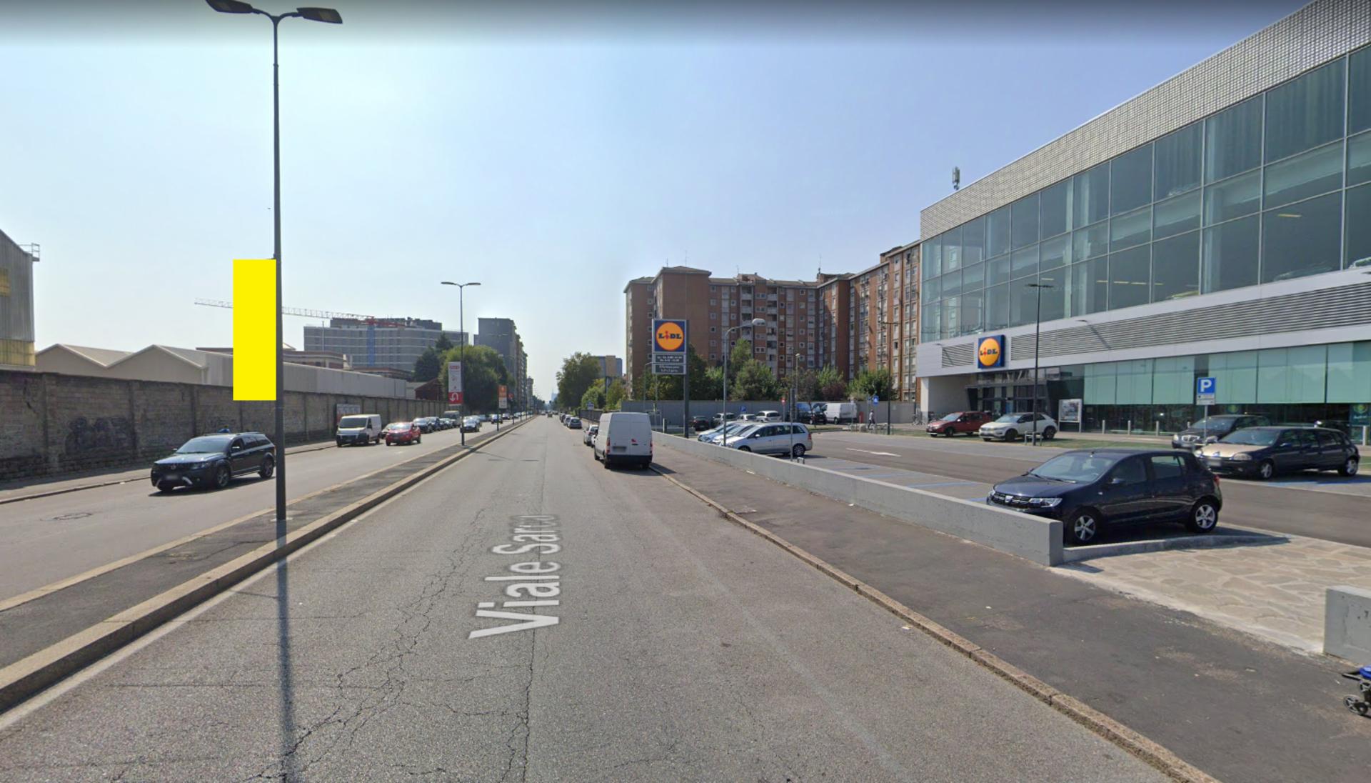 Impianto VERTICAL BANNER a Milano, in zona Lidl
