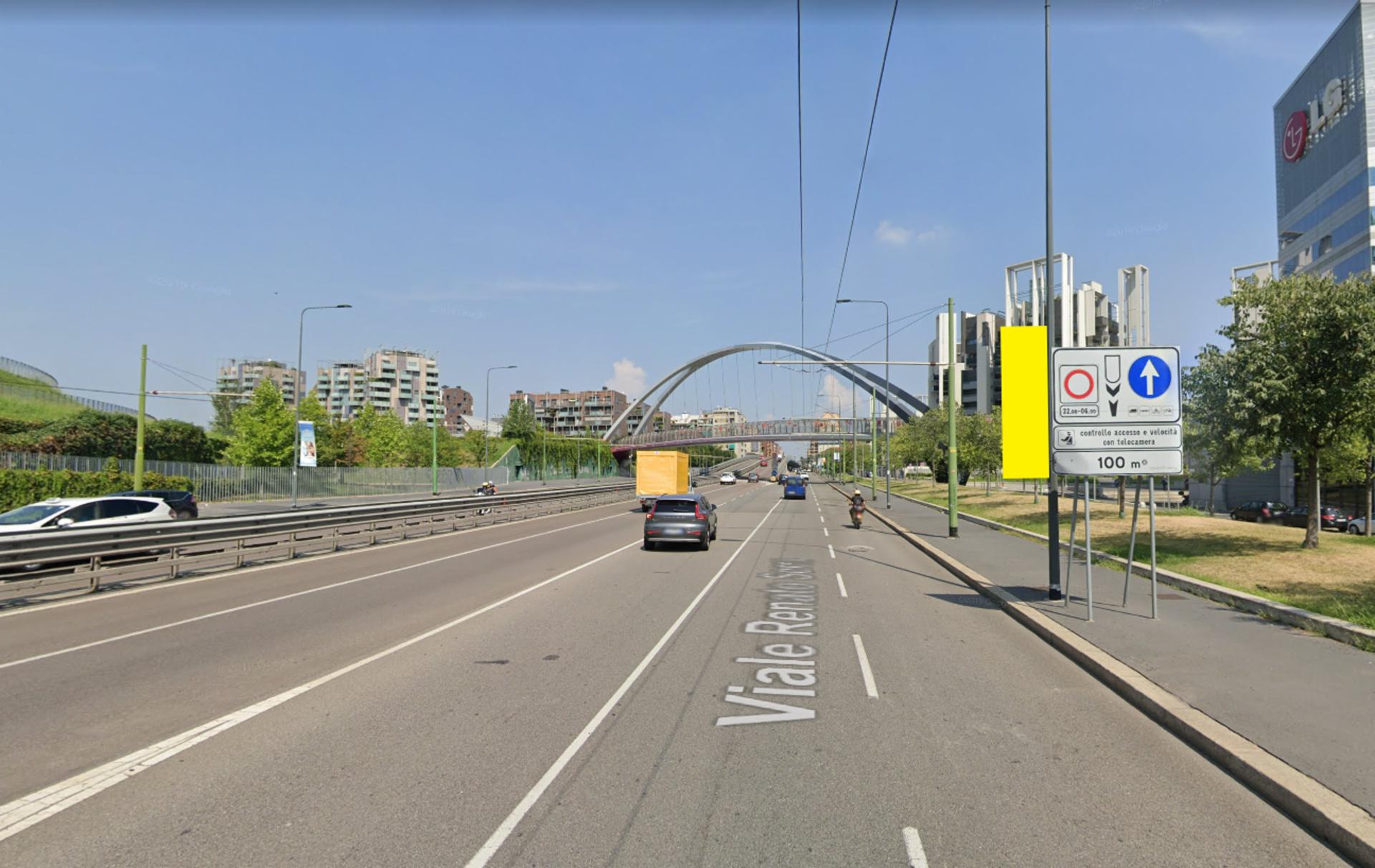 Impianto VERTICAL BANNER a Milano, in zona Casa Milan