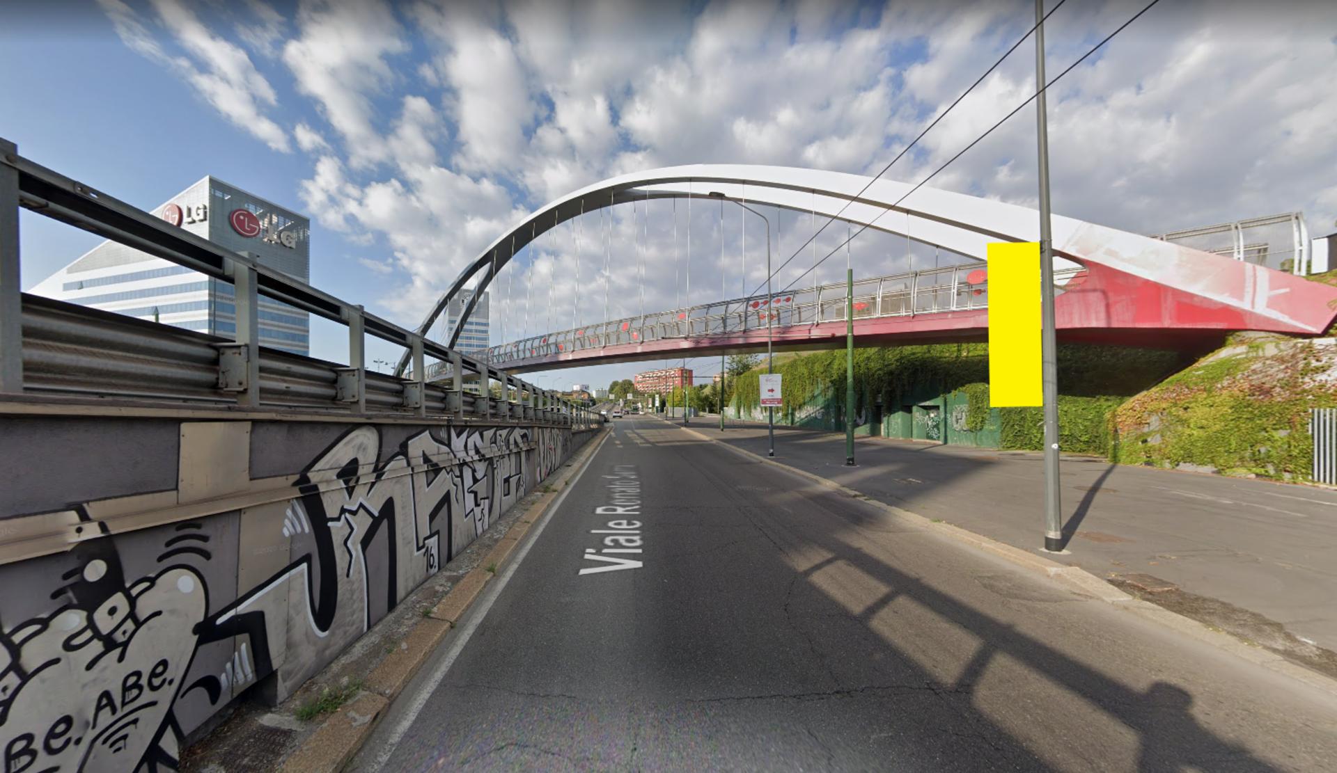 Impianto VERTICAL BANNER a Milano, in zona Manzoli - abbigliamento tecnico per il lavoro