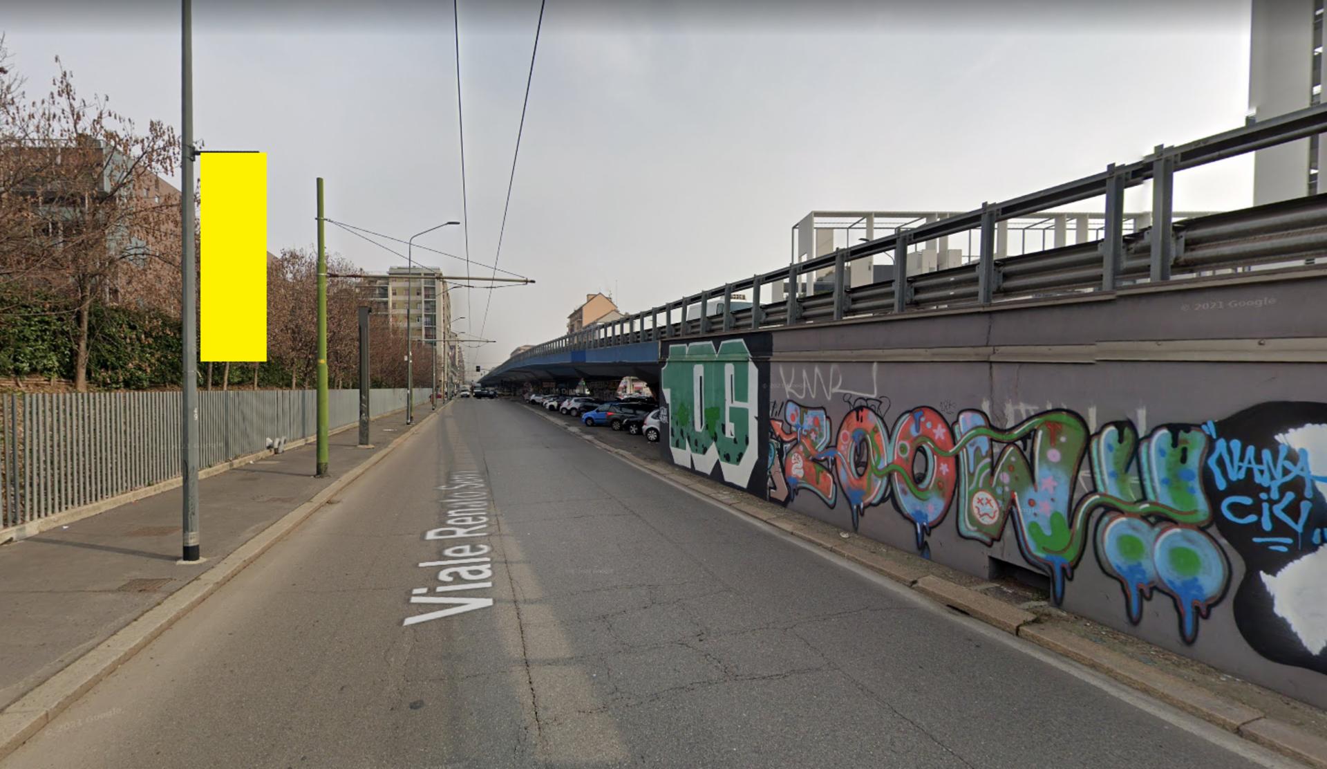 Impianto VERTICAL BANNER a Milano, in zona Manzoli - abbigliamento tecnico per il lavoro